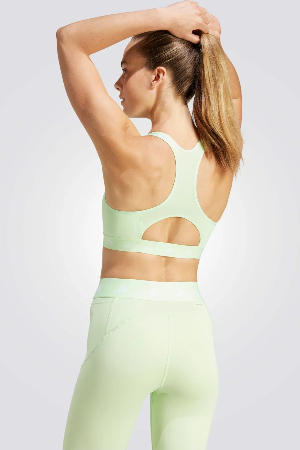 טופ לנשים  POWERREACT TRAINING MEDIUM-SUPPORT TECHFIT בצבע ירוק זוהר - Image 2