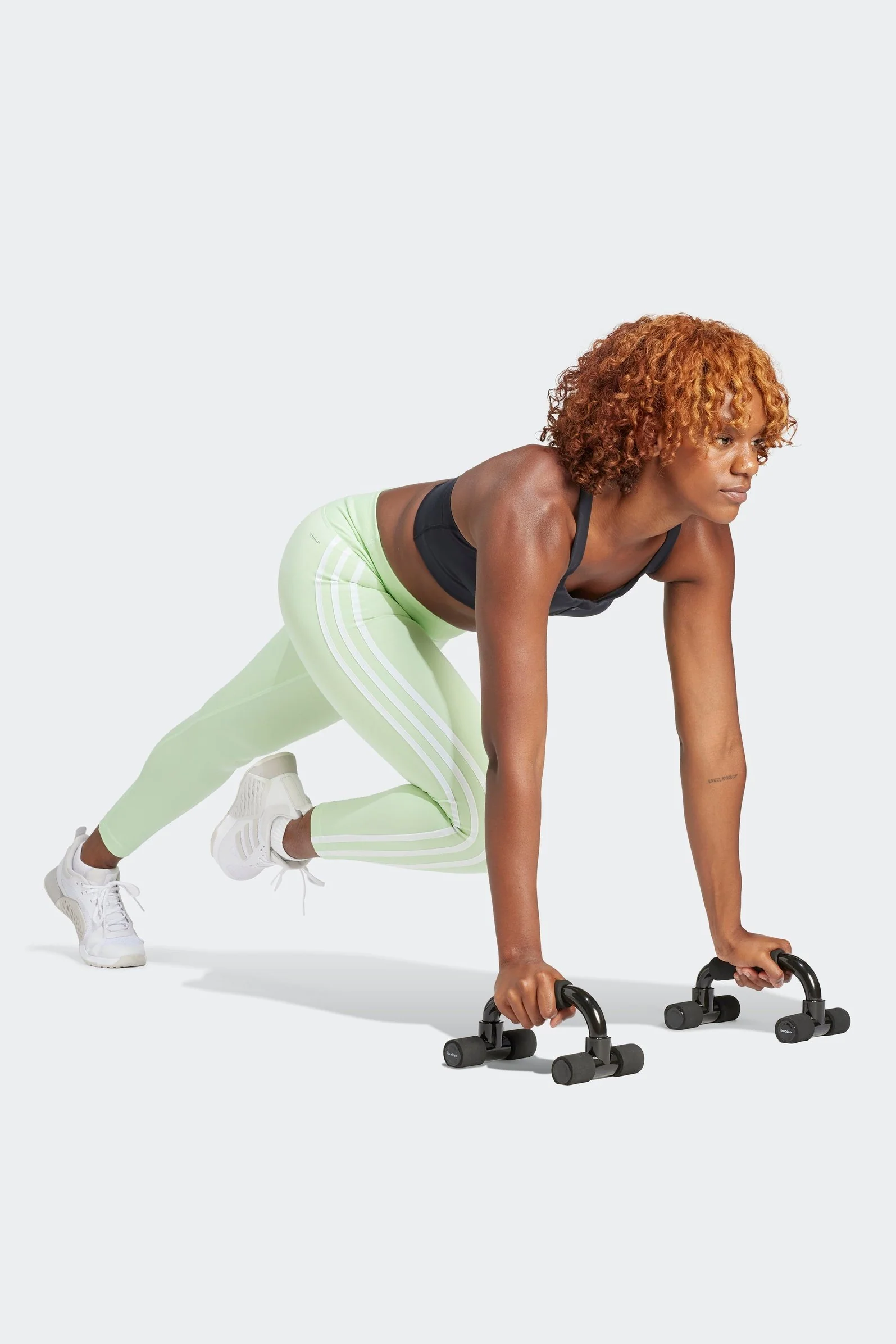טייץ לנשים TRAIN ESSENTIALS 3-STRIPES HIGH-WAISTED 7/8 בצבע ירוק זוהר - Image 3