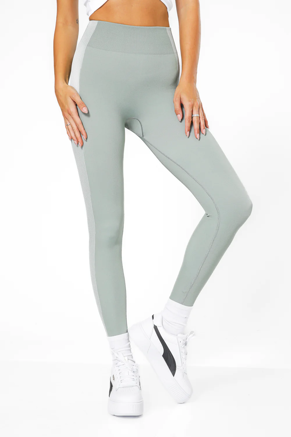טייץ YOGA HR SEAMLES בצבע ירוק בהיר