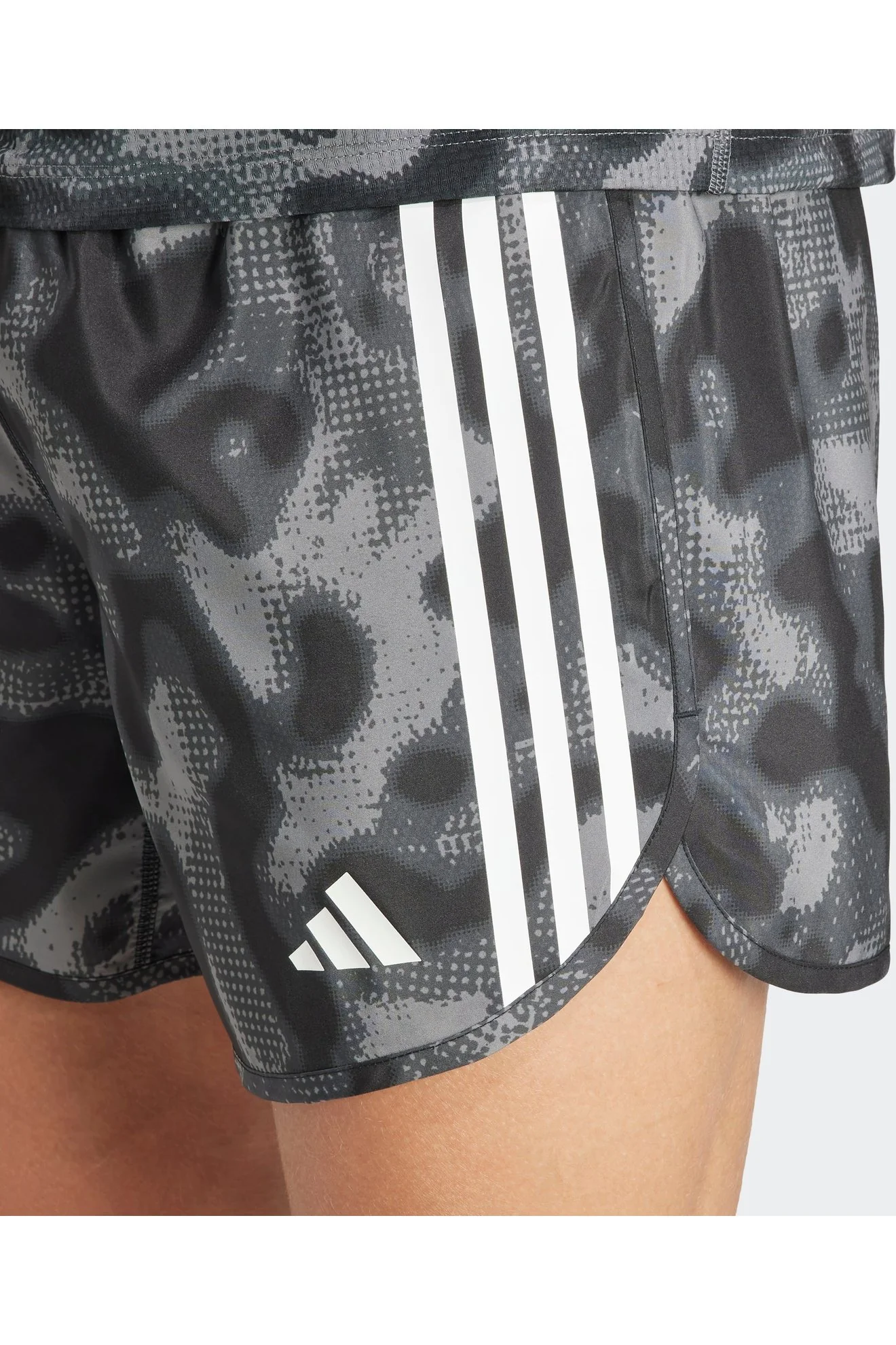 מכנסיים קצרים לגברים OWN THE RUN 3-STRIPES ALLOVER בצבע אפור ושחור - Image 4