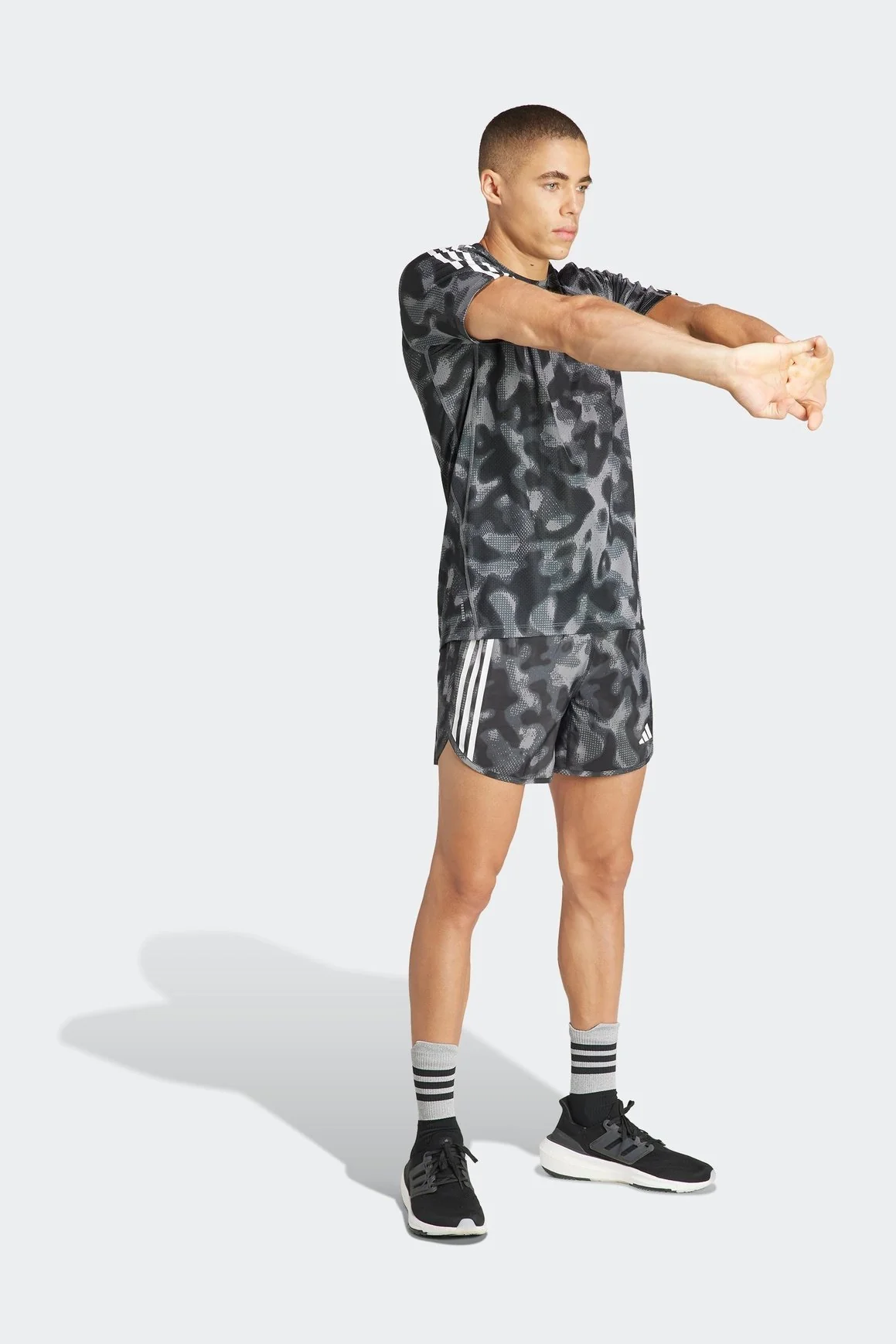 טישירט לגברים OWN THE RUN 3-STRIPES ALLOVER בצבע אפור ושחור - Image 3
