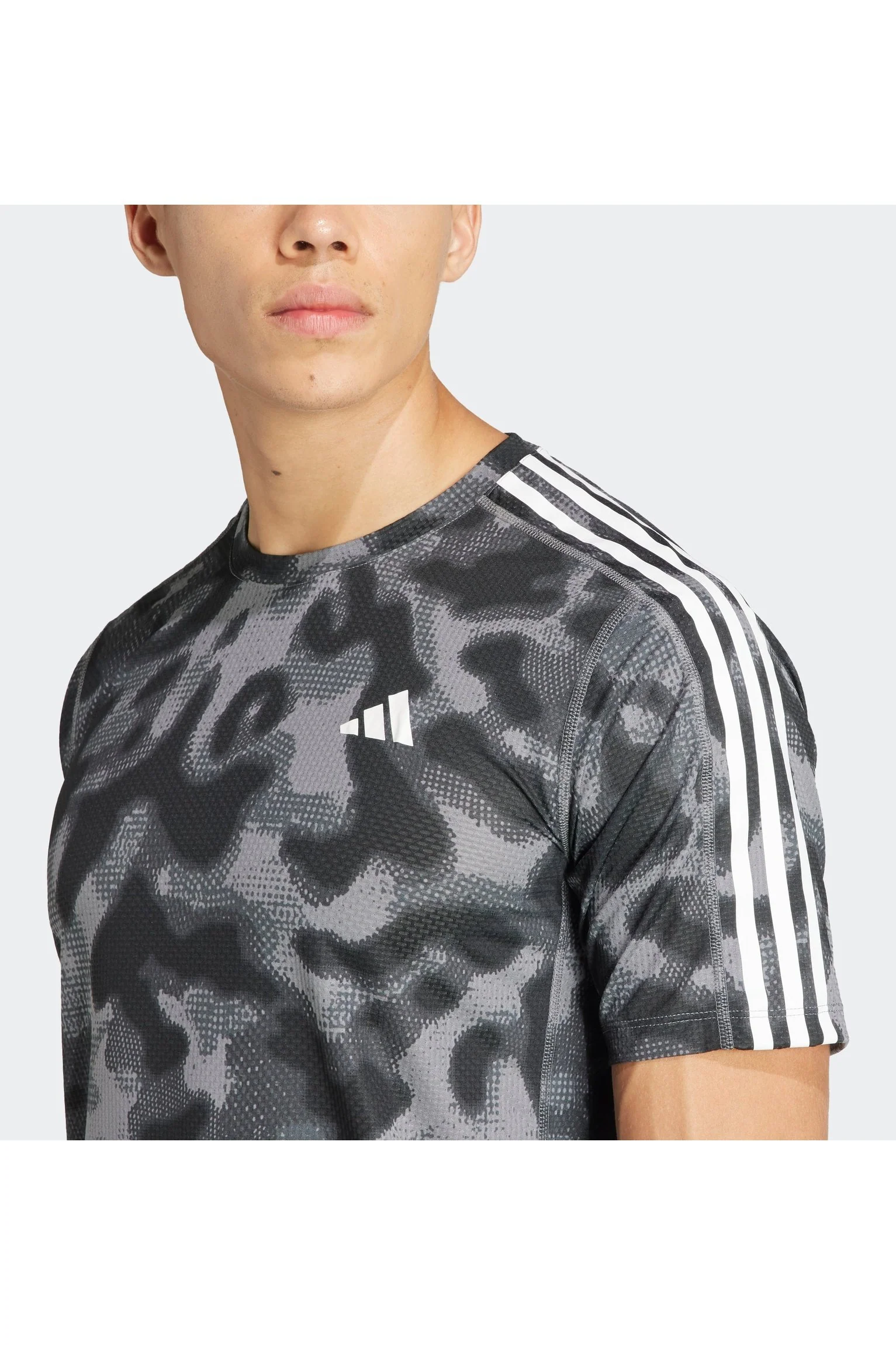 טישירט לגברים OWN THE RUN 3-STRIPES ALLOVER בצבע אפור ושחור - Image 4