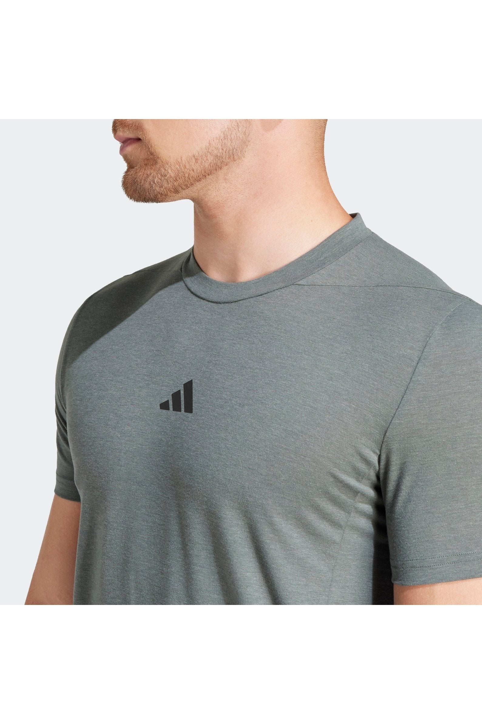 טישירט לגברים DESIGNED FOR TRAINING בצבע אפור - Image 4