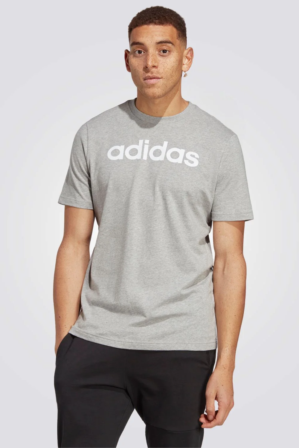 טישירט לגברים ESSENTIALS SINGLE JERSEY LINEAR EMBROIDERED בצבע אפור