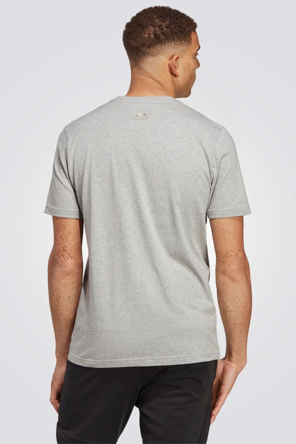טישירט לגברים ESSENTIALS SINGLE JERSEY LINEAR EMBROIDERED בצבע אפור - Image 2