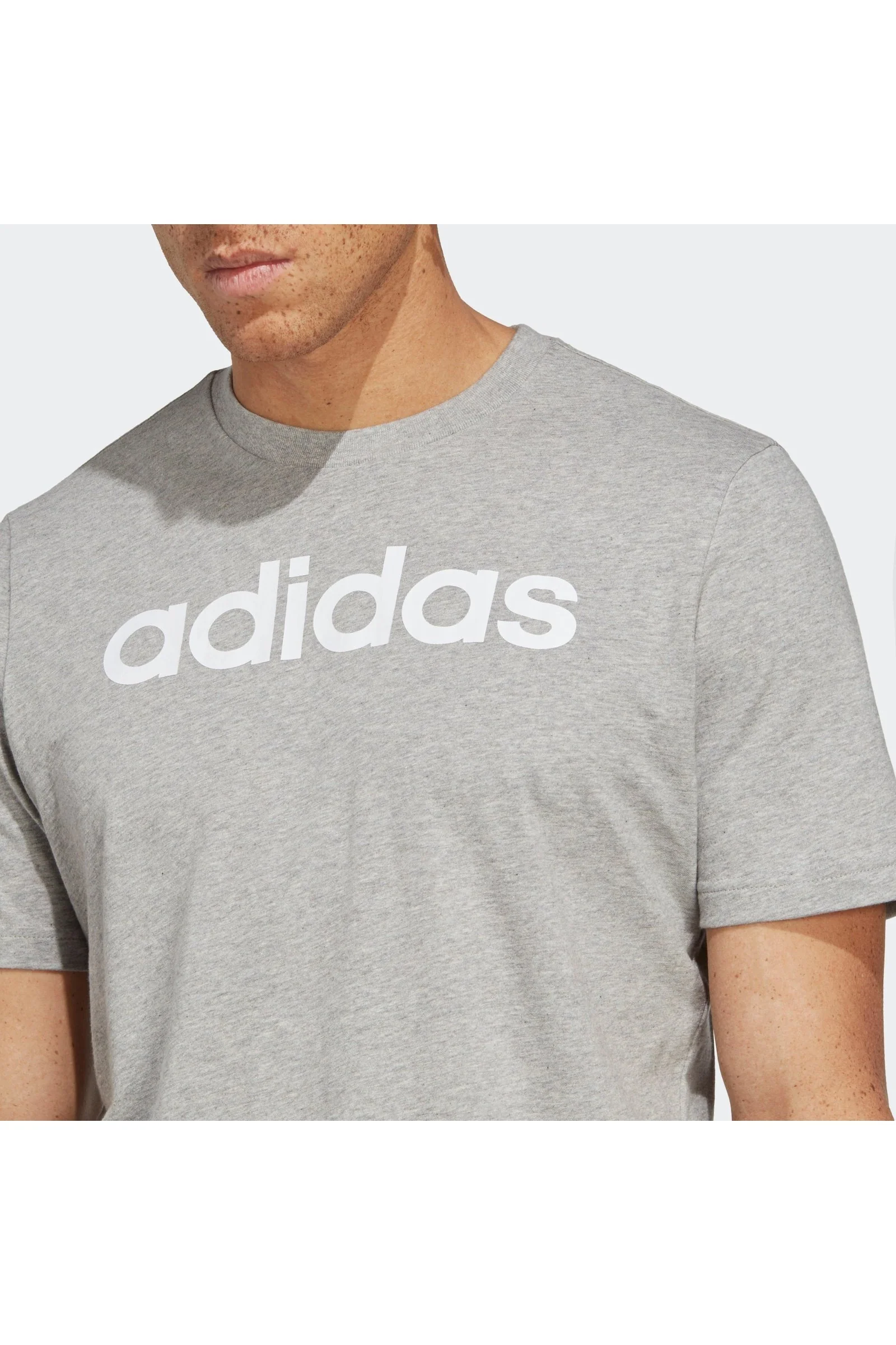 טישירט לגברים ESSENTIALS SINGLE JERSEY LINEAR EMBROIDERED בצבע אפור - Image 3