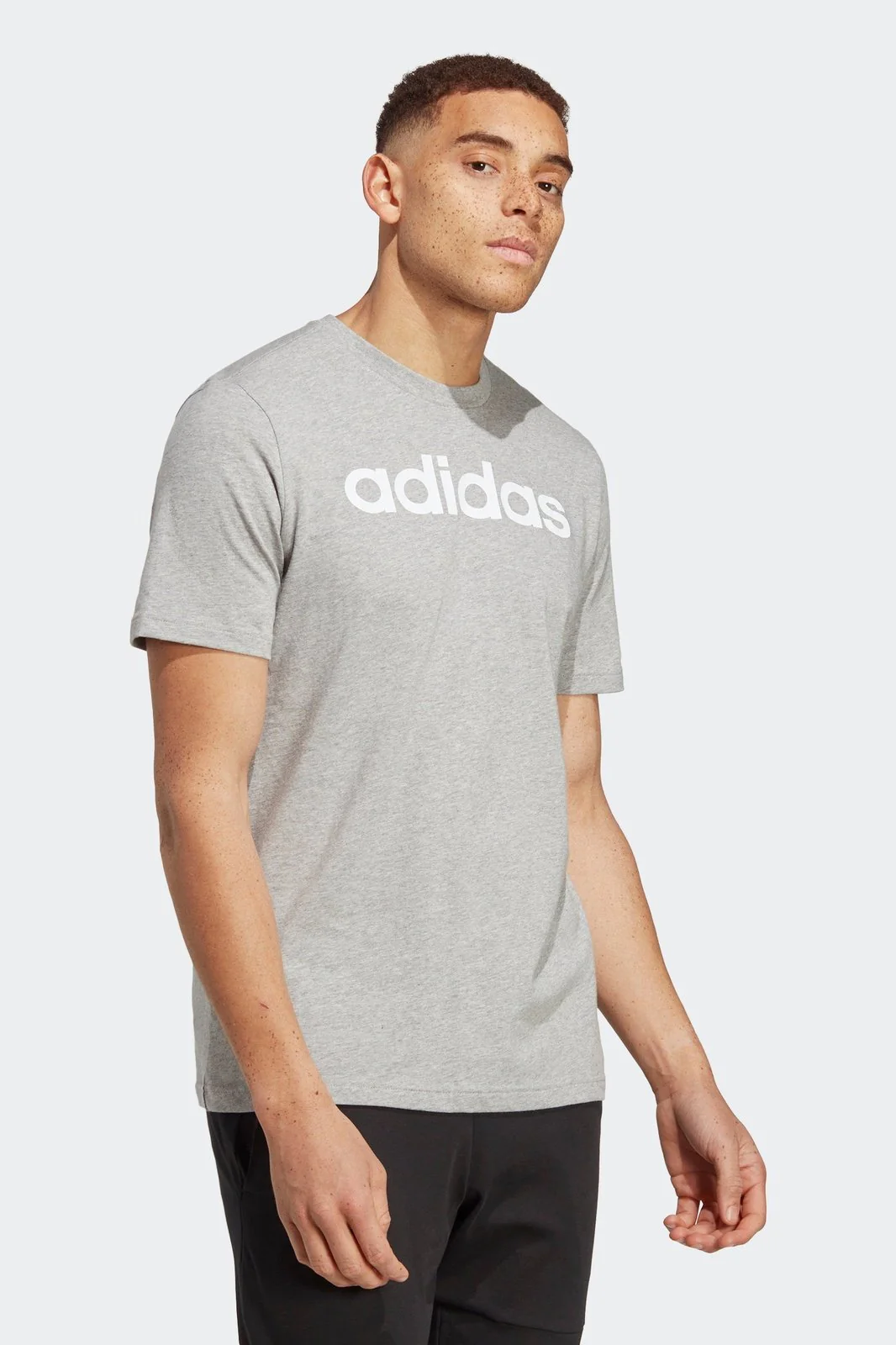 טישירט לגברים ESSENTIALS SINGLE JERSEY LINEAR EMBROIDERED בצבע אפור - Image 4