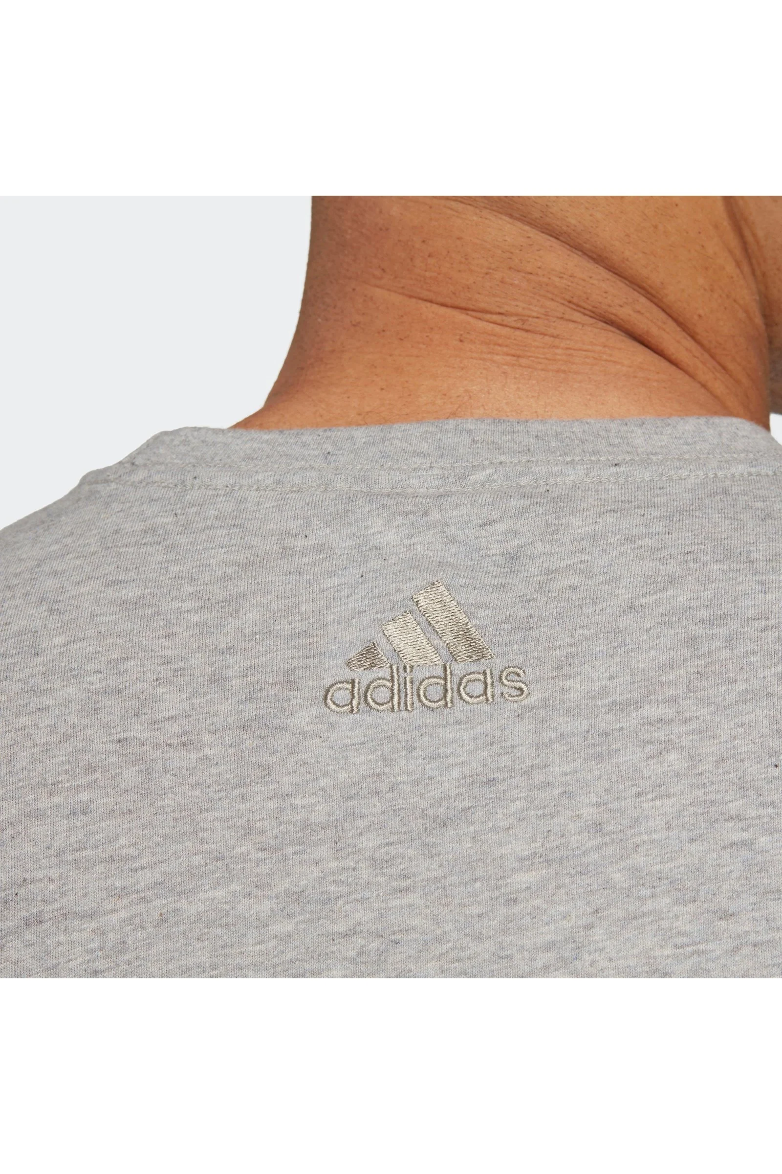 טישירט לגברים ESSENTIALS SINGLE JERSEY LINEAR EMBROIDERED בצבע אפור - Image 5