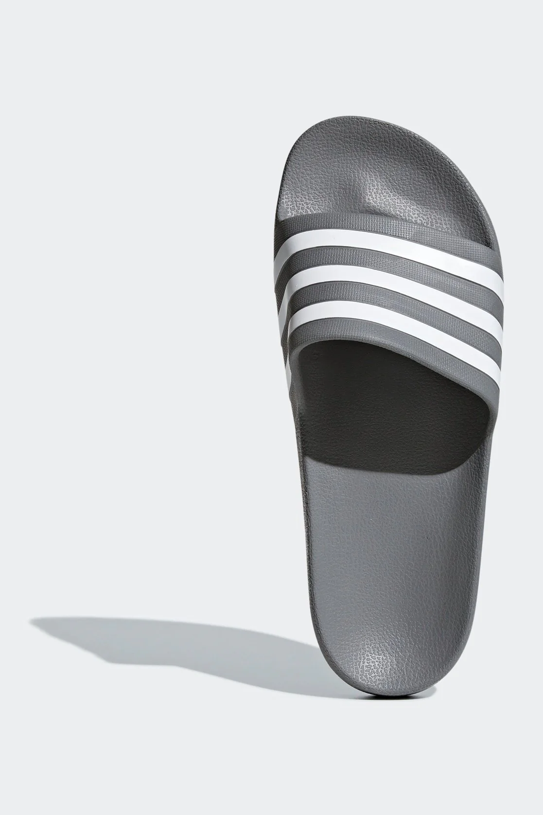 כפכפים ADILETTE AQUA בצבע אפור ולבן - Image 4