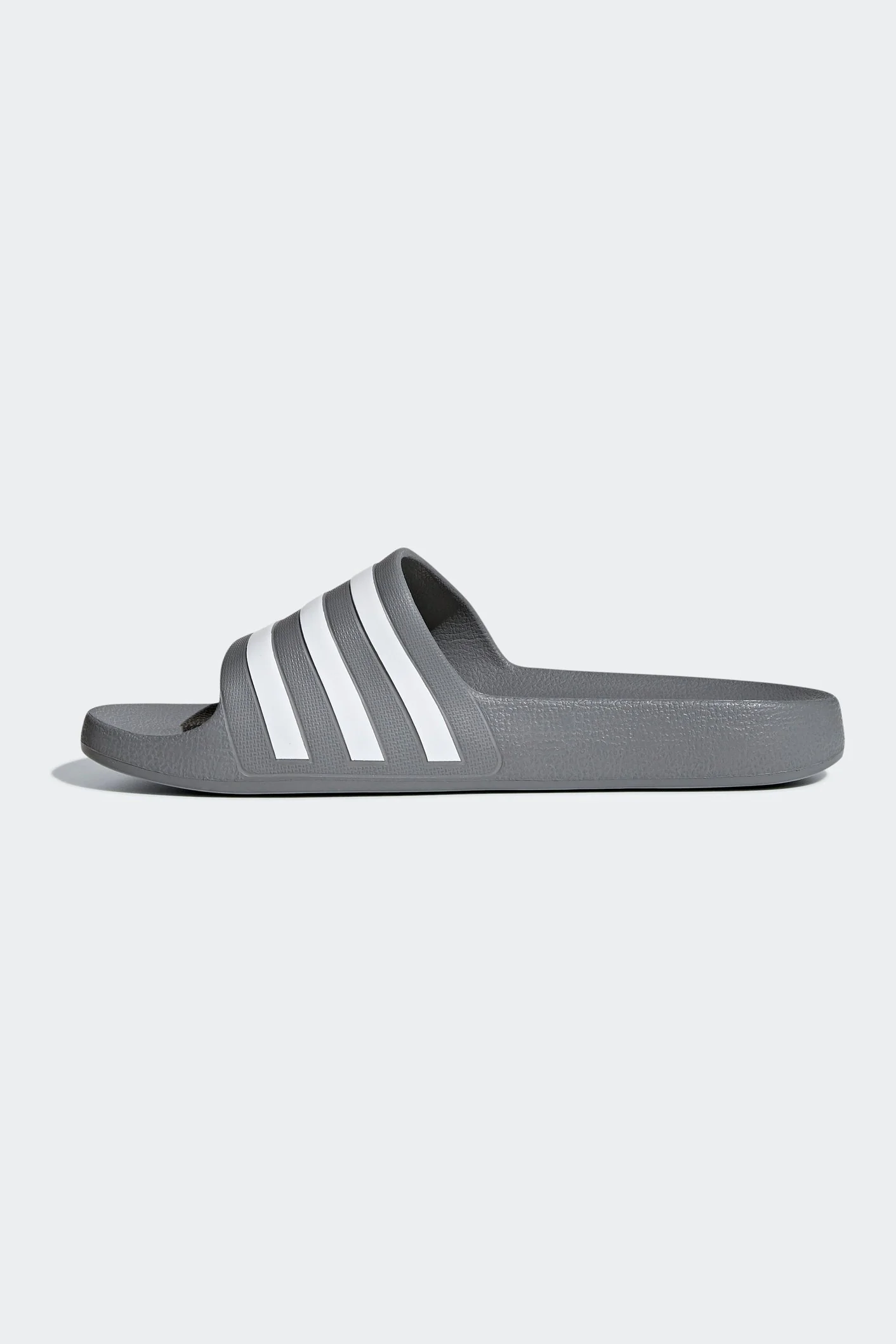 כפכפים ADILETTE AQUA בצבע אפור ולבן - Image 5