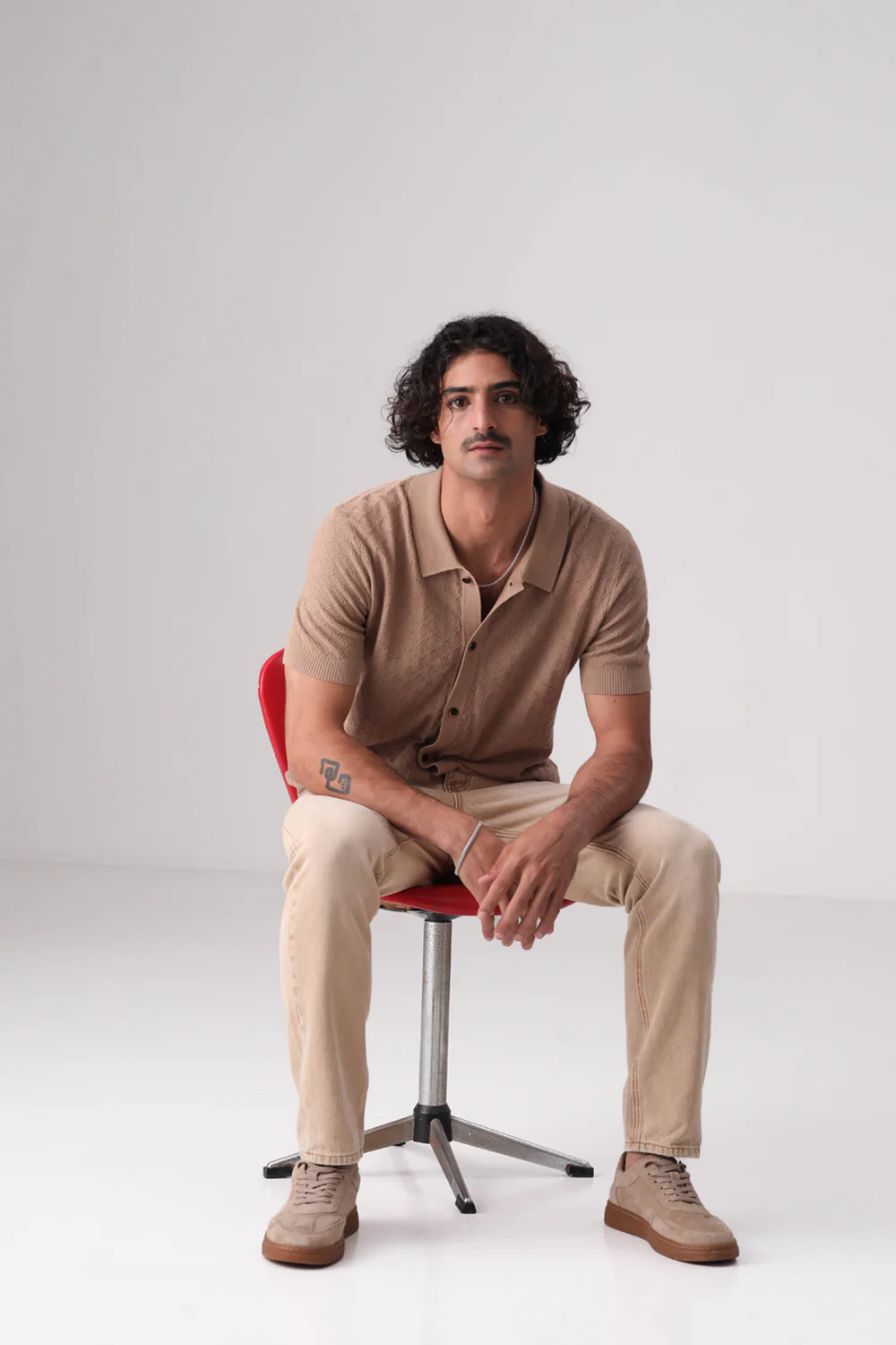 סריג פולו מכופתר בצבע קאמל - Image 4