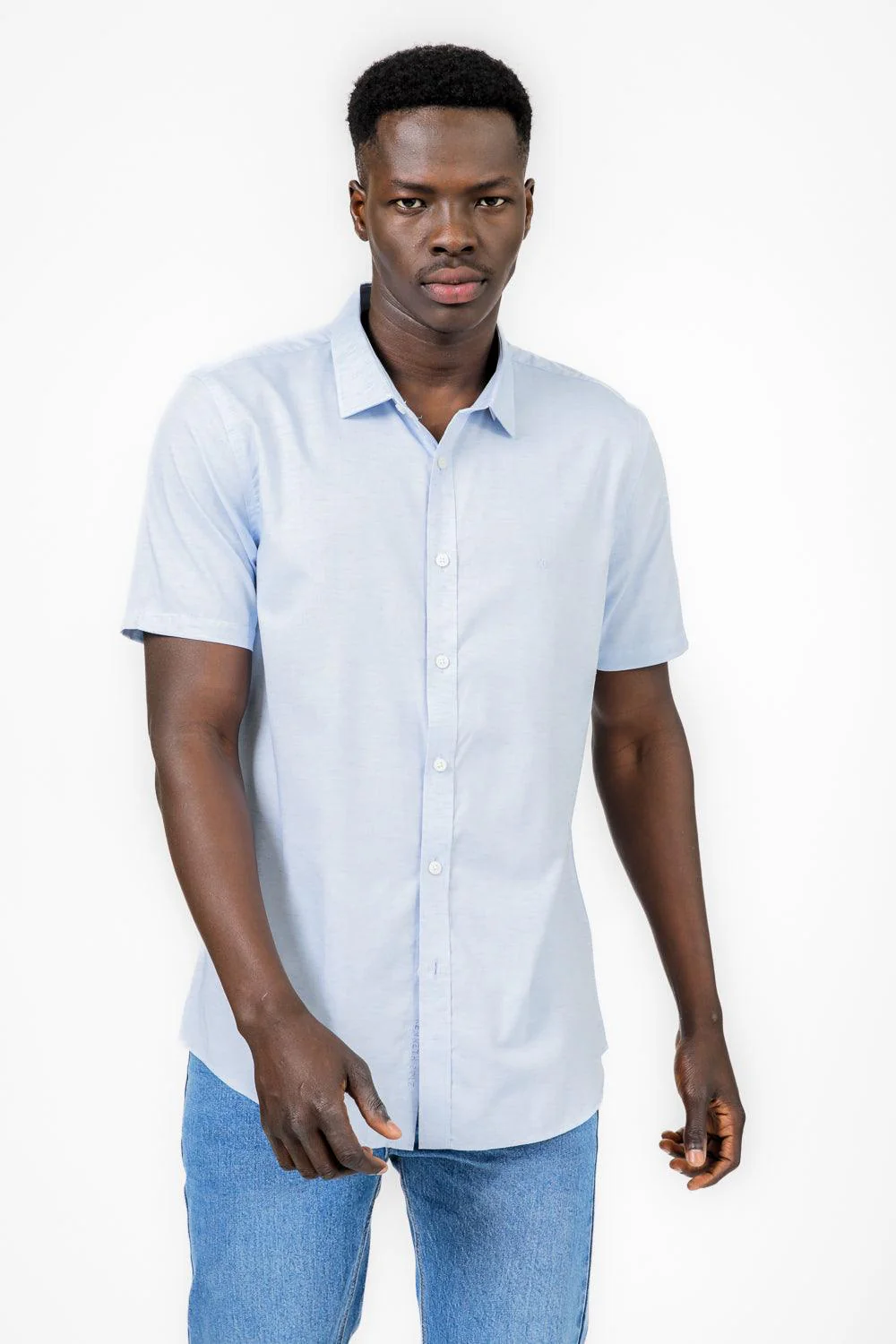 מכופתרת בגזרת SLIM FIT בצבע תכלת