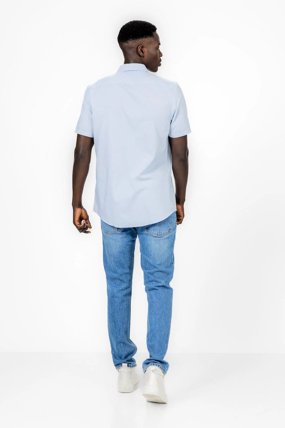 מכופתרת בגזרת SLIM FIT בצבע תכלת - Image 2