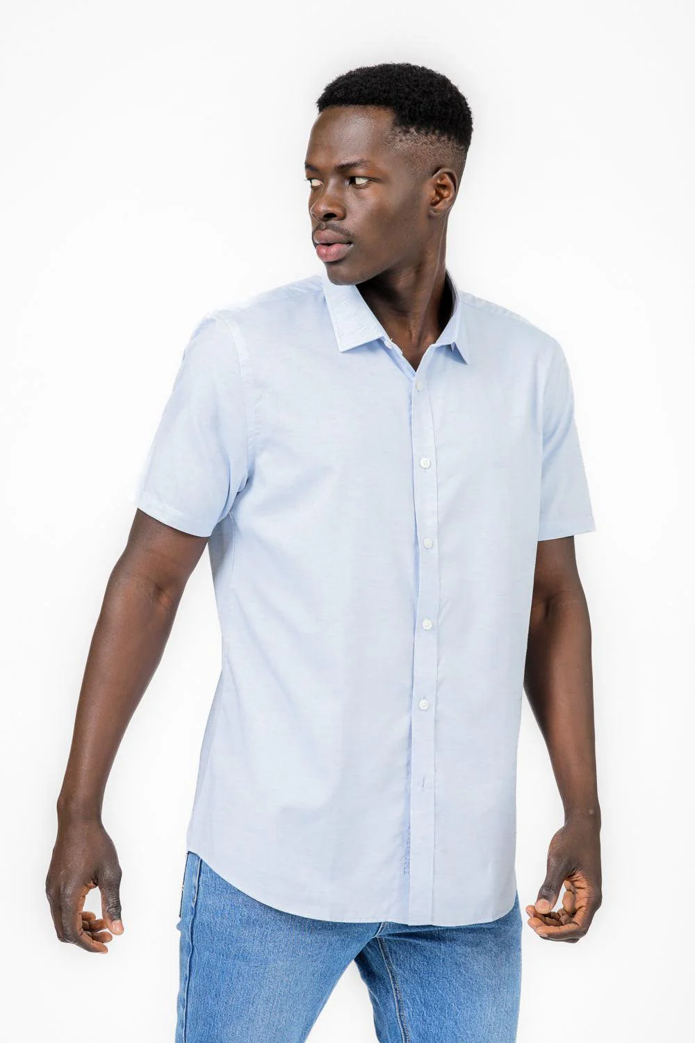 מכופתרת בגזרת SLIM FIT בצבע תכלת - Image 4