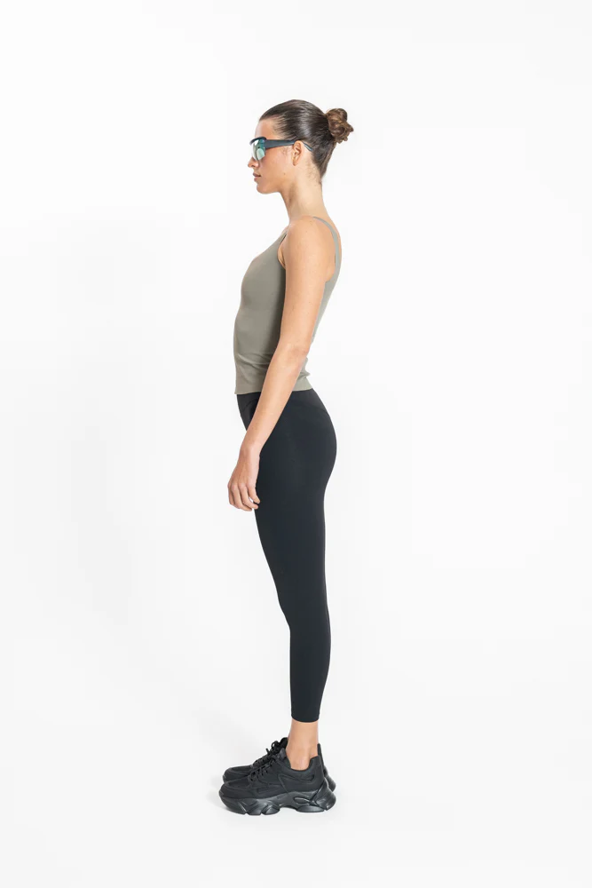 טופ אימון לנשים Molded Top בצבע ירוק זית - Image 3
