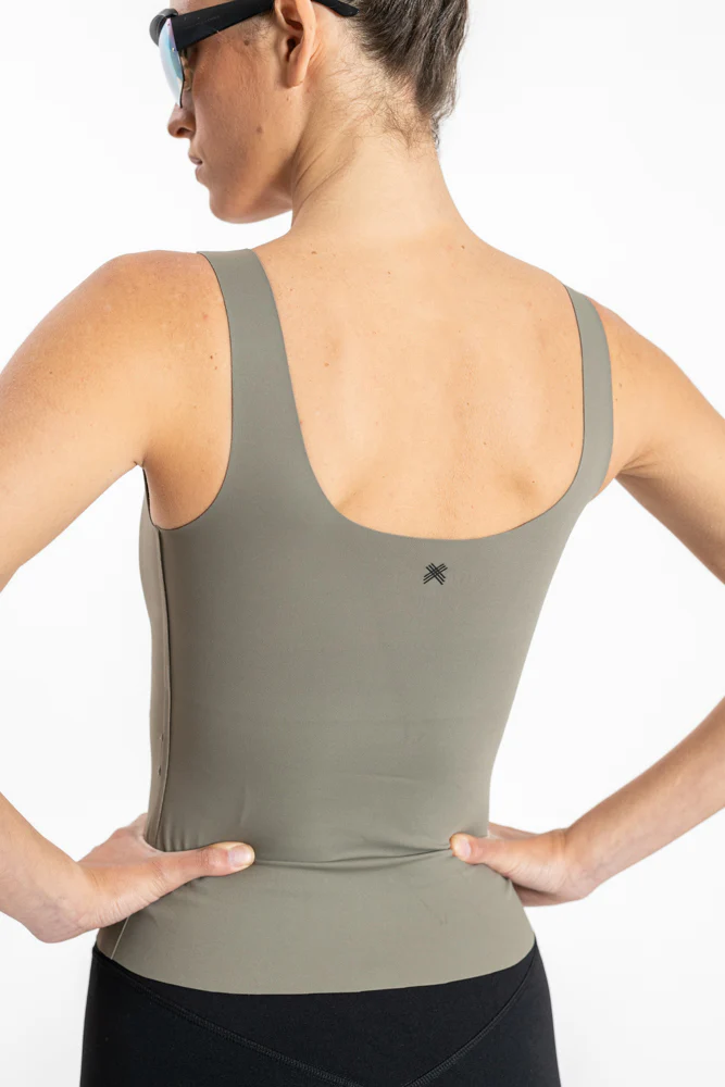 טופ אימון לנשים Molded Top בצבע ירוק זית - Image 4