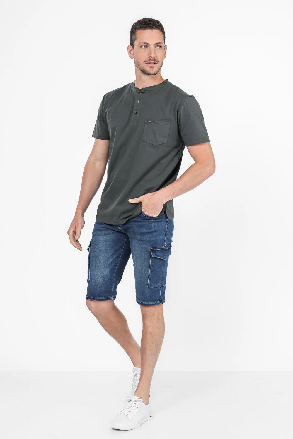 טישירט HENLEY בצבע זית - Image 3