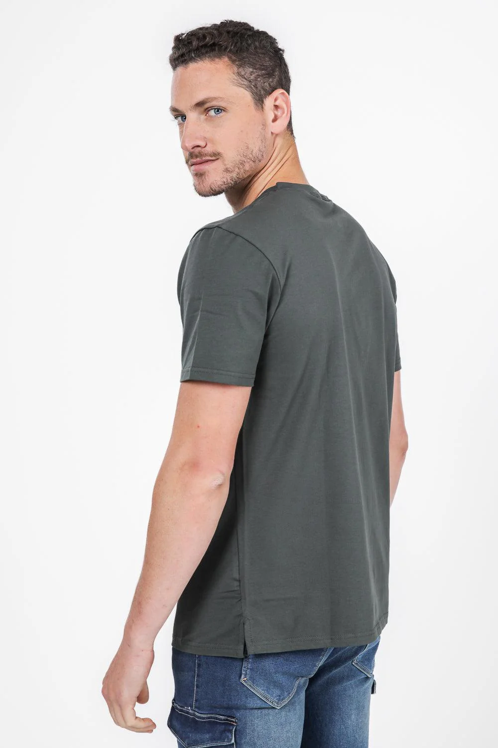 טישירט HENLEY בצבע זית - Image 4
