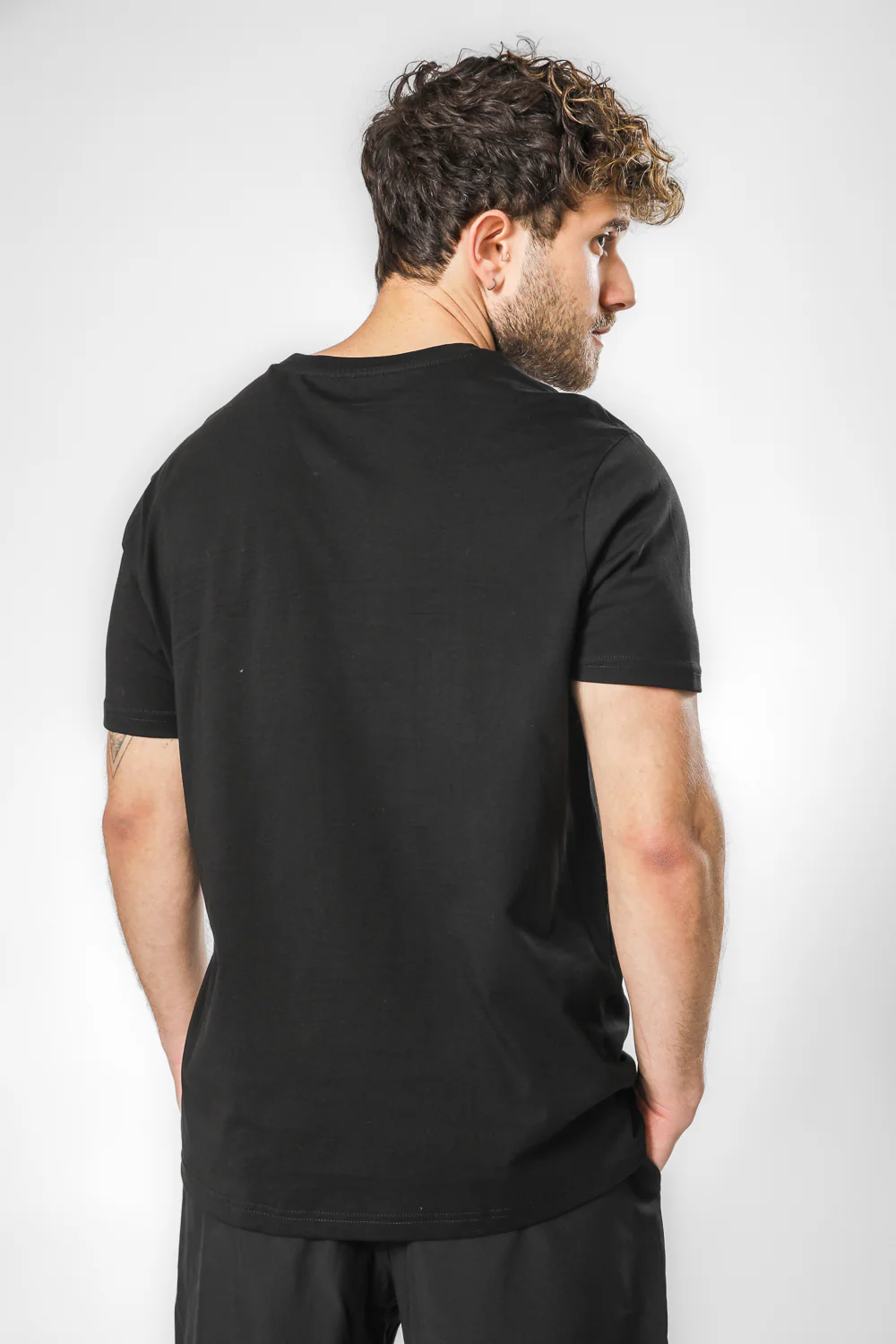 זוג חולצות  V NECK לגבר - Image 3