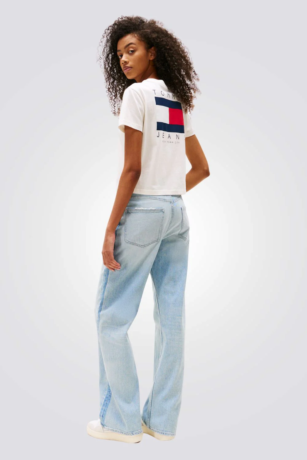 טישירט לנשים בצבע לבן עם לוגו - Image 3