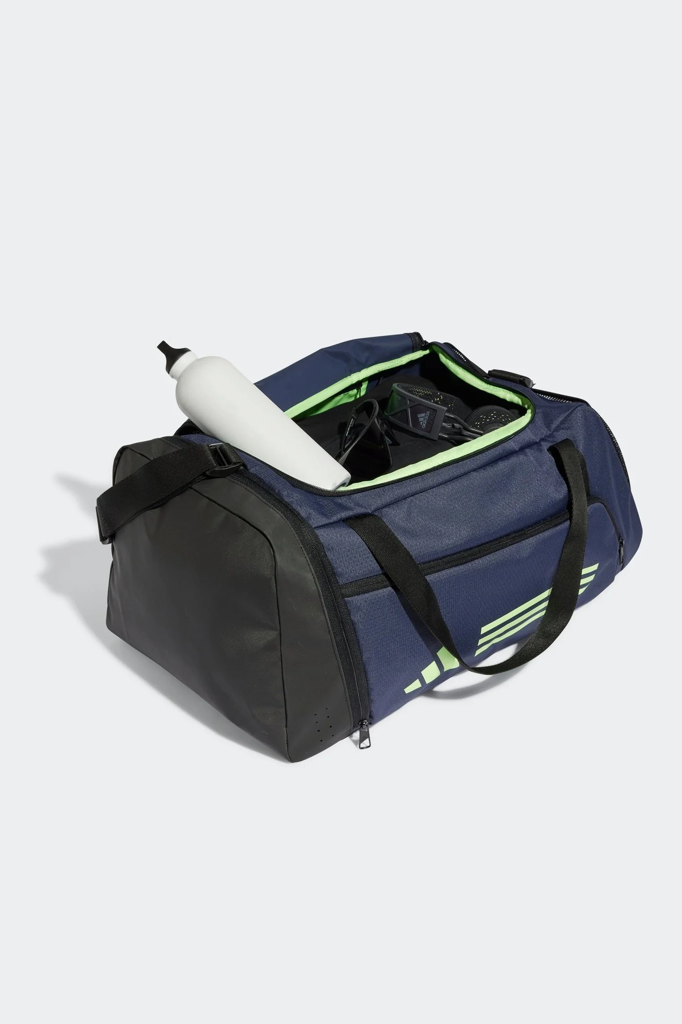 תיק אימון ESSENTIALS 3-STRIPES 51.5L בצבע נייבי ושחור - Image 4