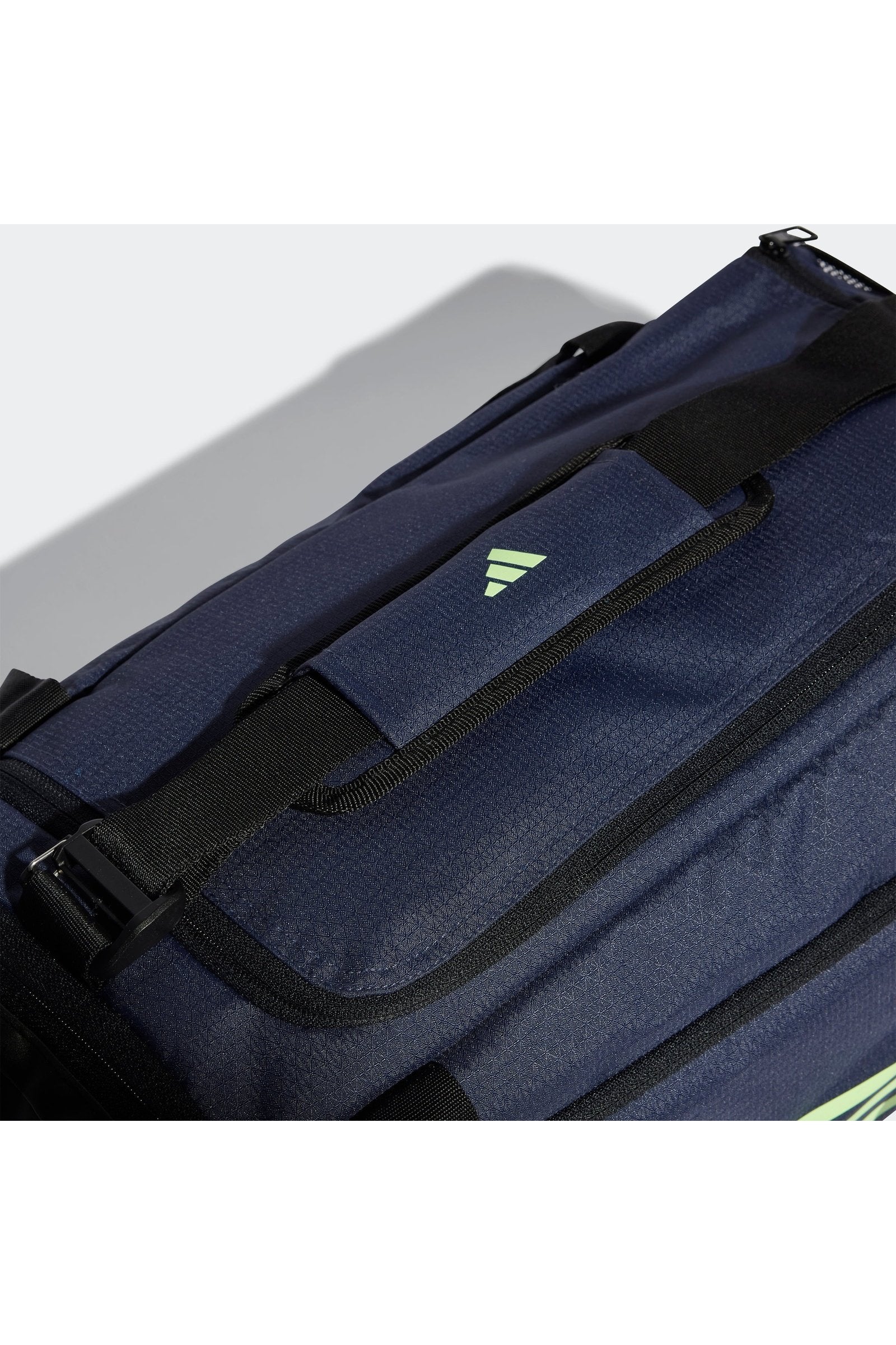 תיק אימון ESSENTIALS 3-STRIPES 30L בצבע נייבי ושחור - Image 3