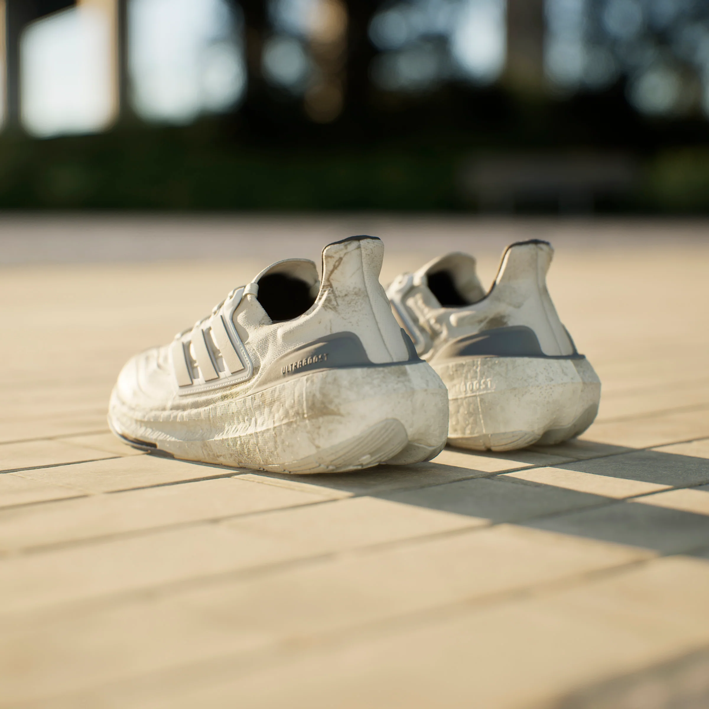 נעלי ספורט לגברים ULTRABOOST LIGHT בצבע אפור - Image 13