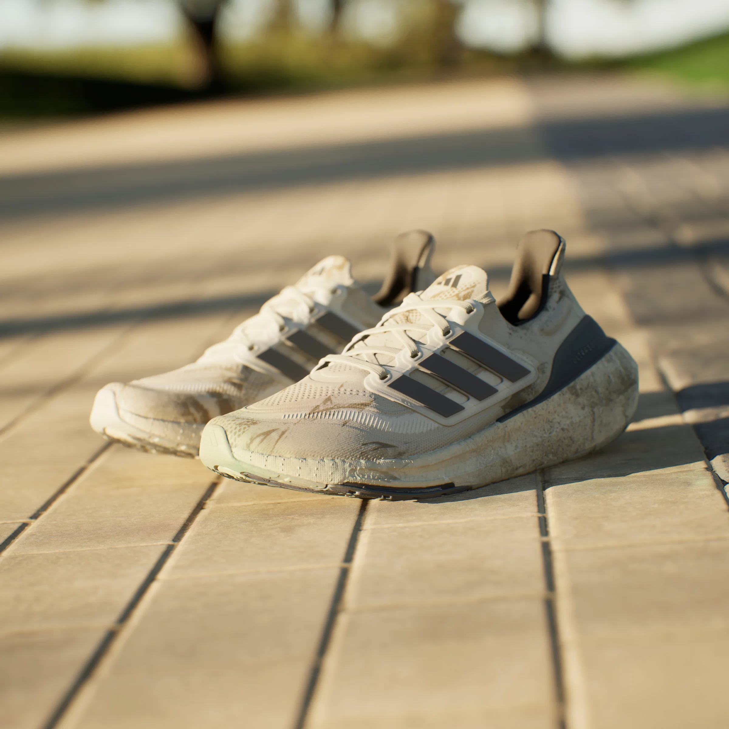 נעלי ספורט לגברים ULTRABOOST LIGHT בצבע אפור - Image 15