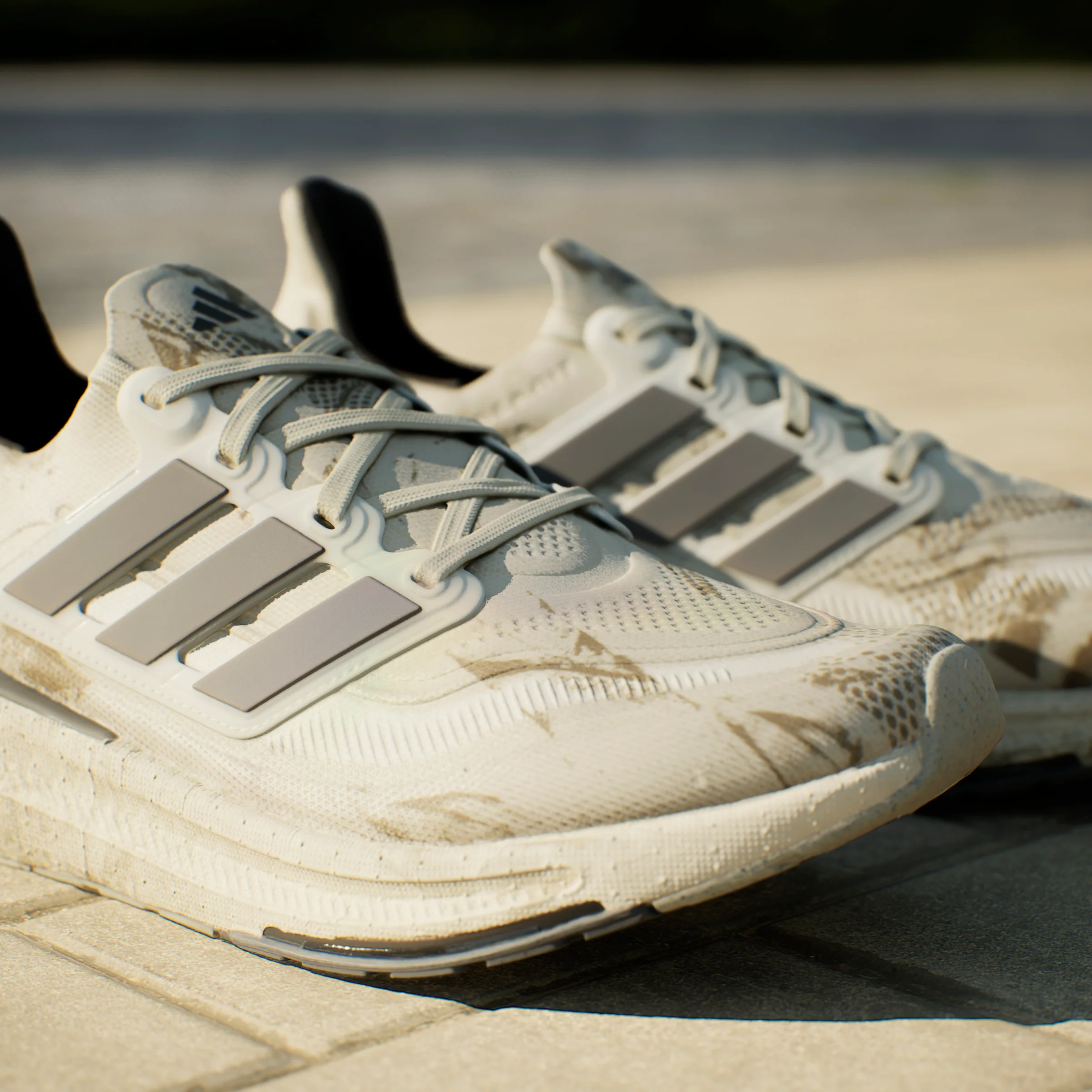 נעלי ספורט לגברים ULTRABOOST LIGHT בצבע אפור - Image 16