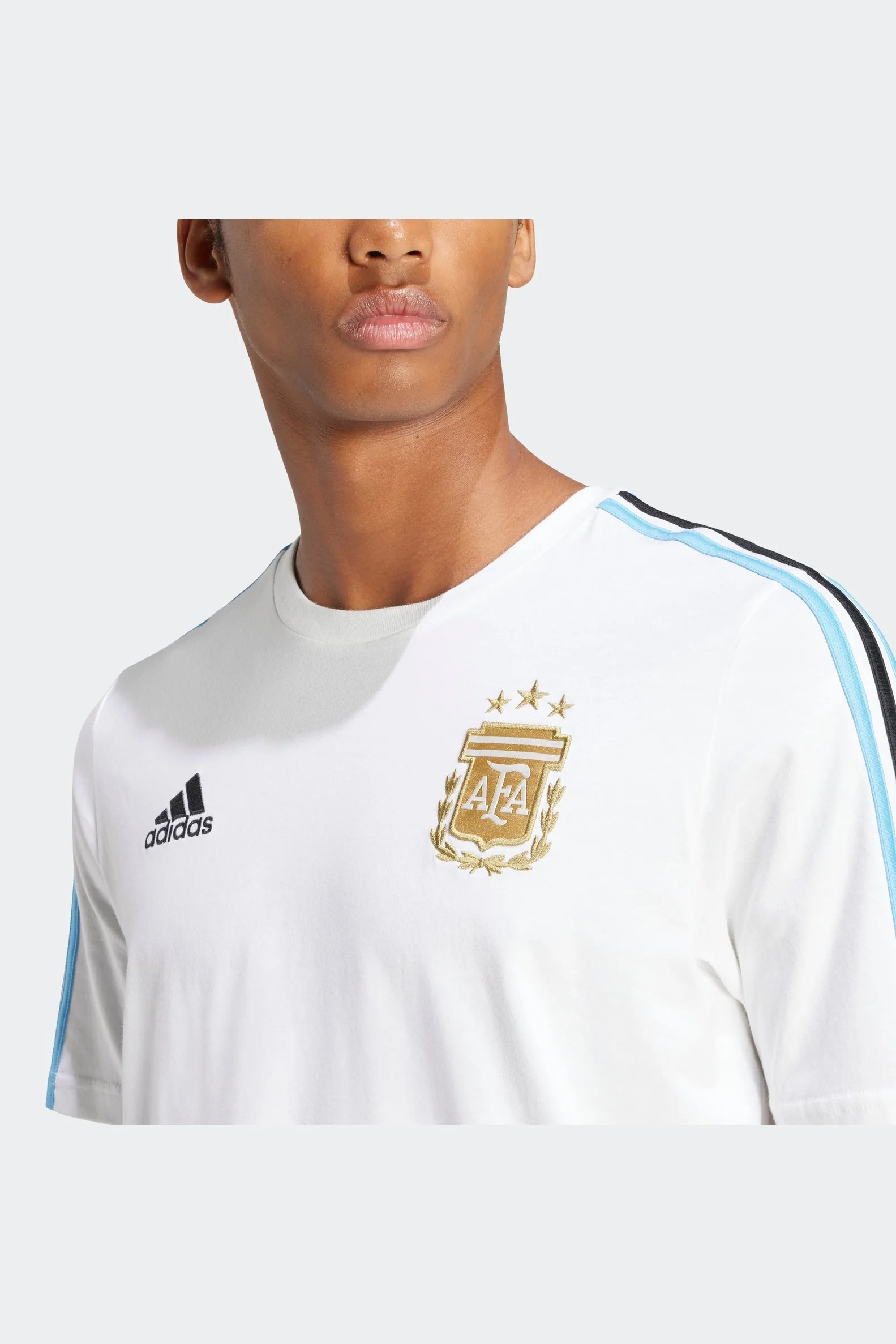 טישירט לגברים ARGENTINA DNA 3-STRIPES בצבע לבן ותכלת - Image 4