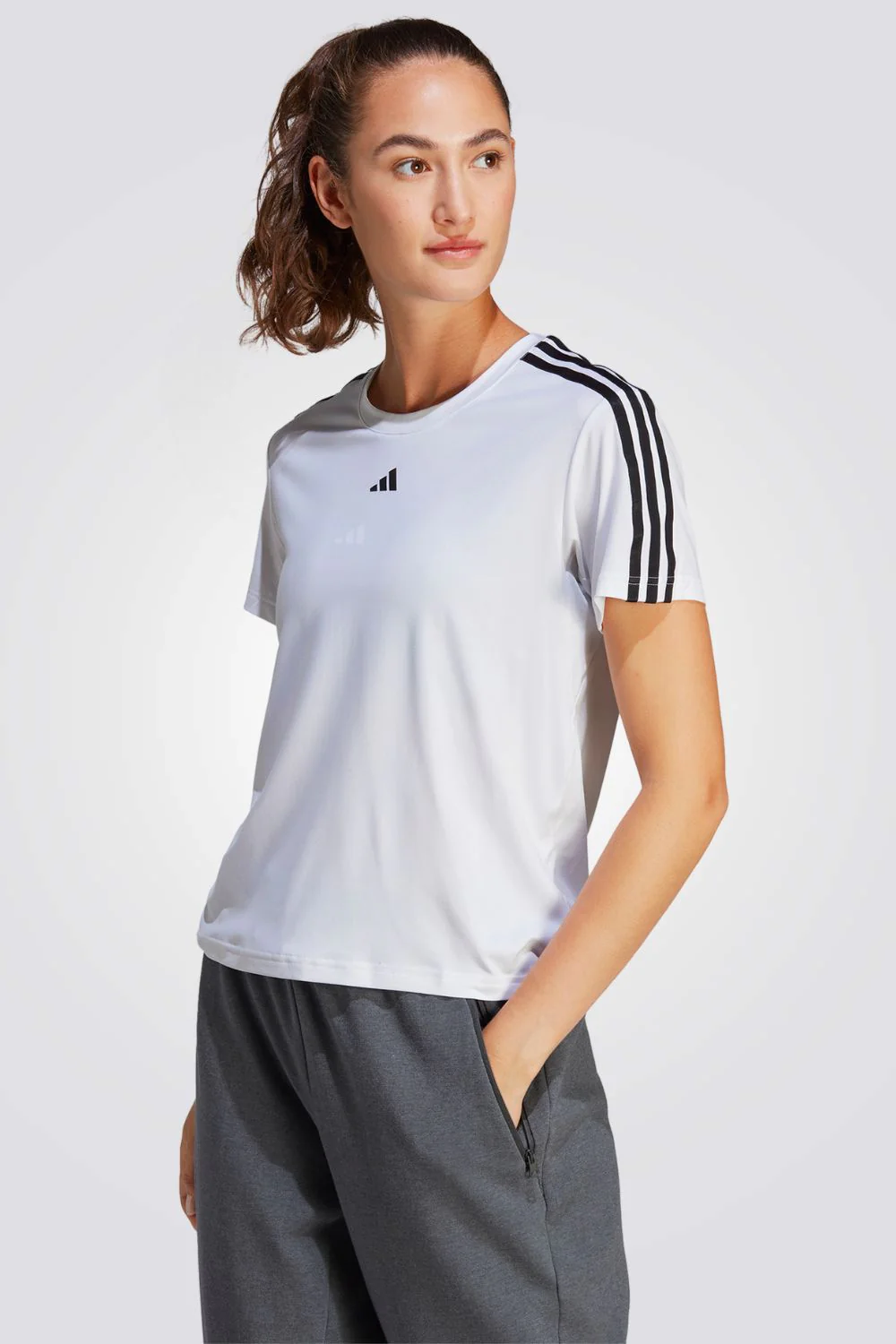 טישירט לנשים AEROREADY TRAIN ESSENTIALS 3-STRIPES בצבע לבן ושחור