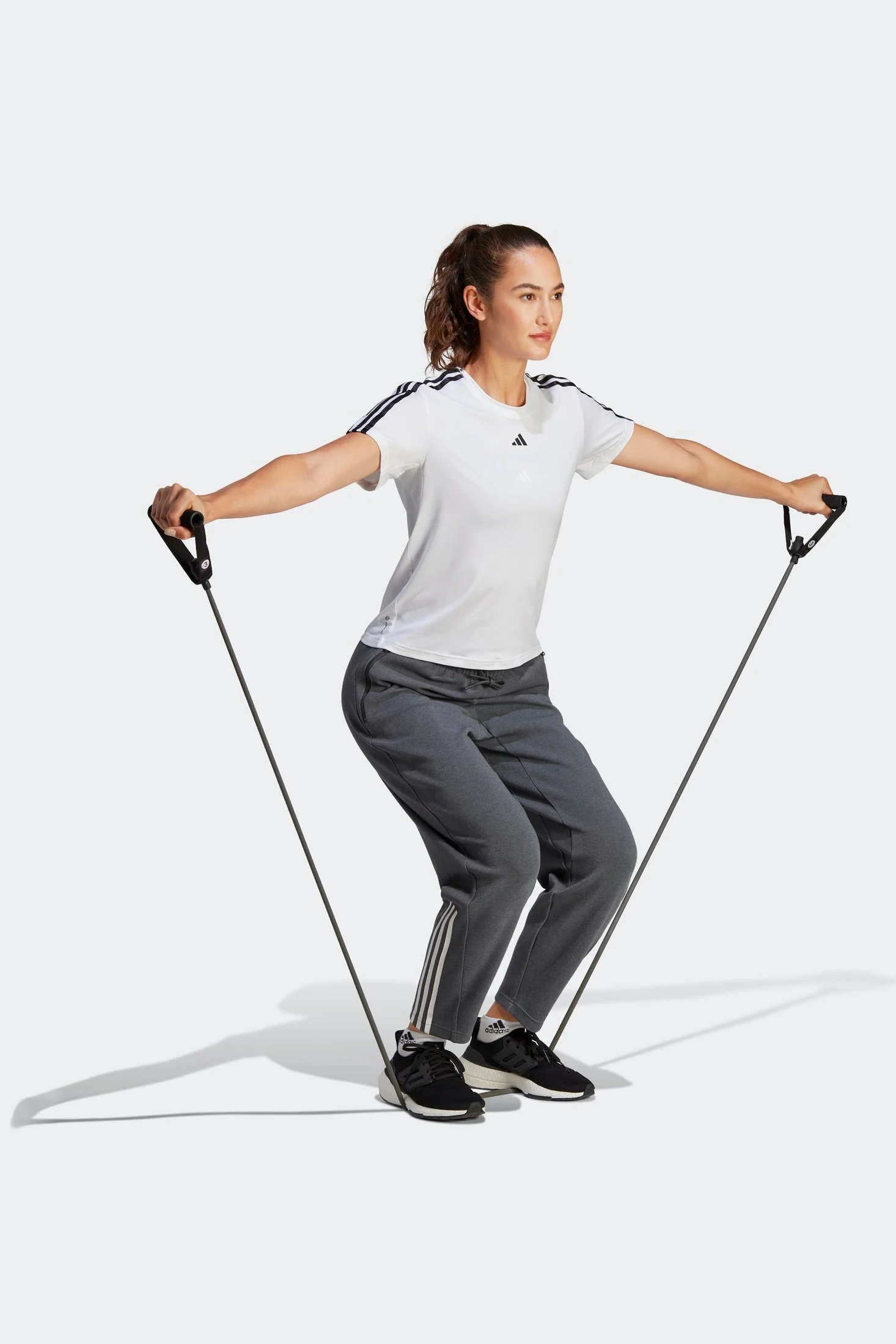טישירט לנשים AEROREADY TRAIN ESSENTIALS 3-STRIPES בצבע לבן ושחור - Image 3