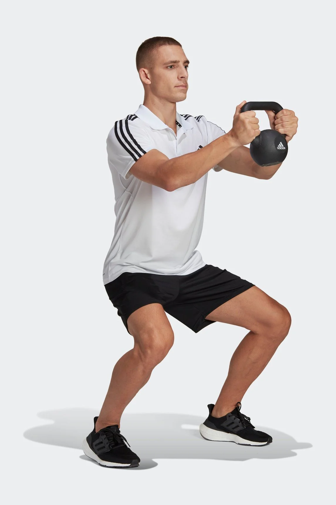חולצת פולו לגברים TRAIN ESSENTIALS PIQUÉ 3-STRIPES בצבע לבן ושחור - Image 3
