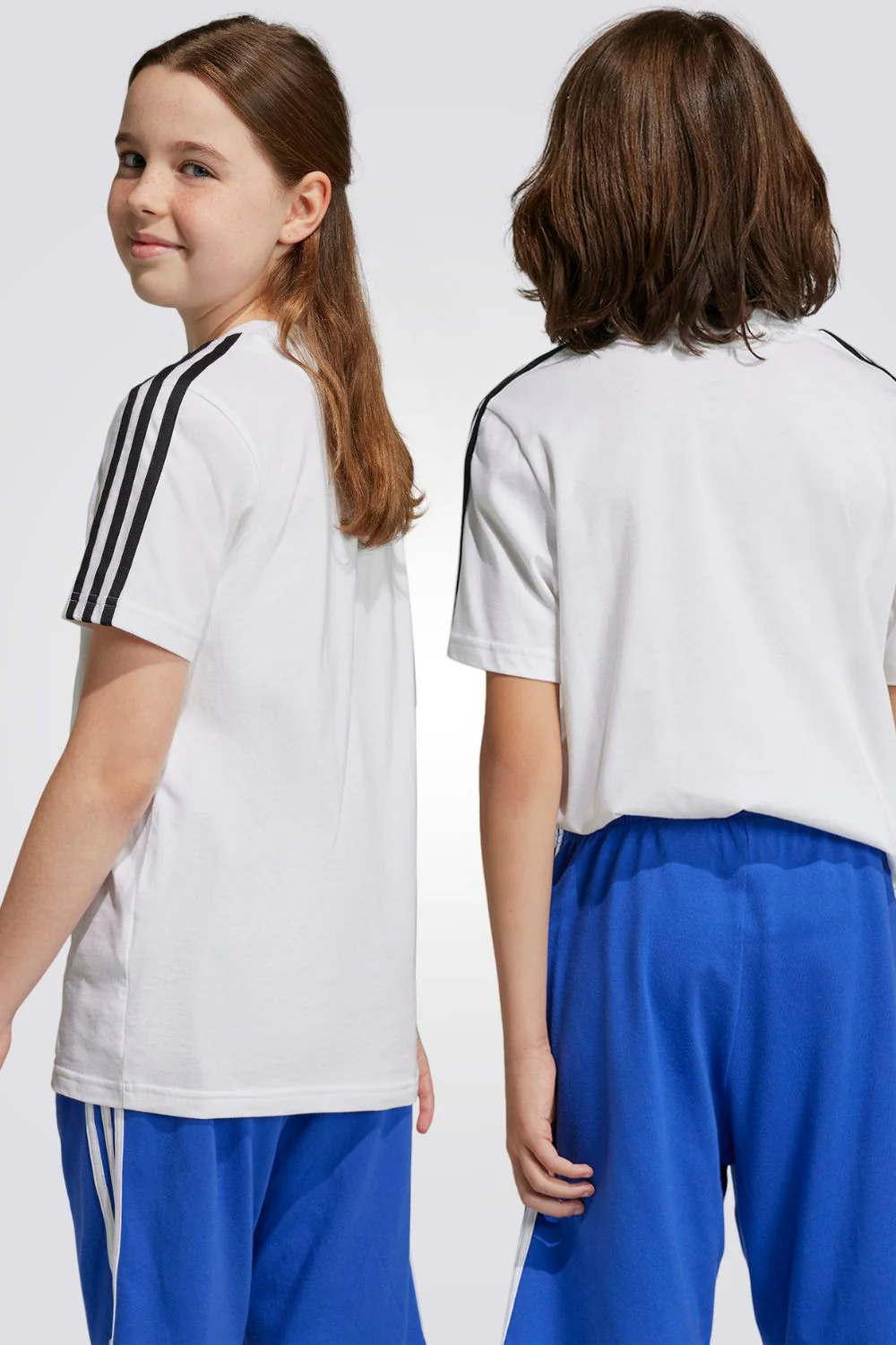 טישירט לילדים ESSENTIALS 3 STRIPES בצבע לבן ושחור - Image 2