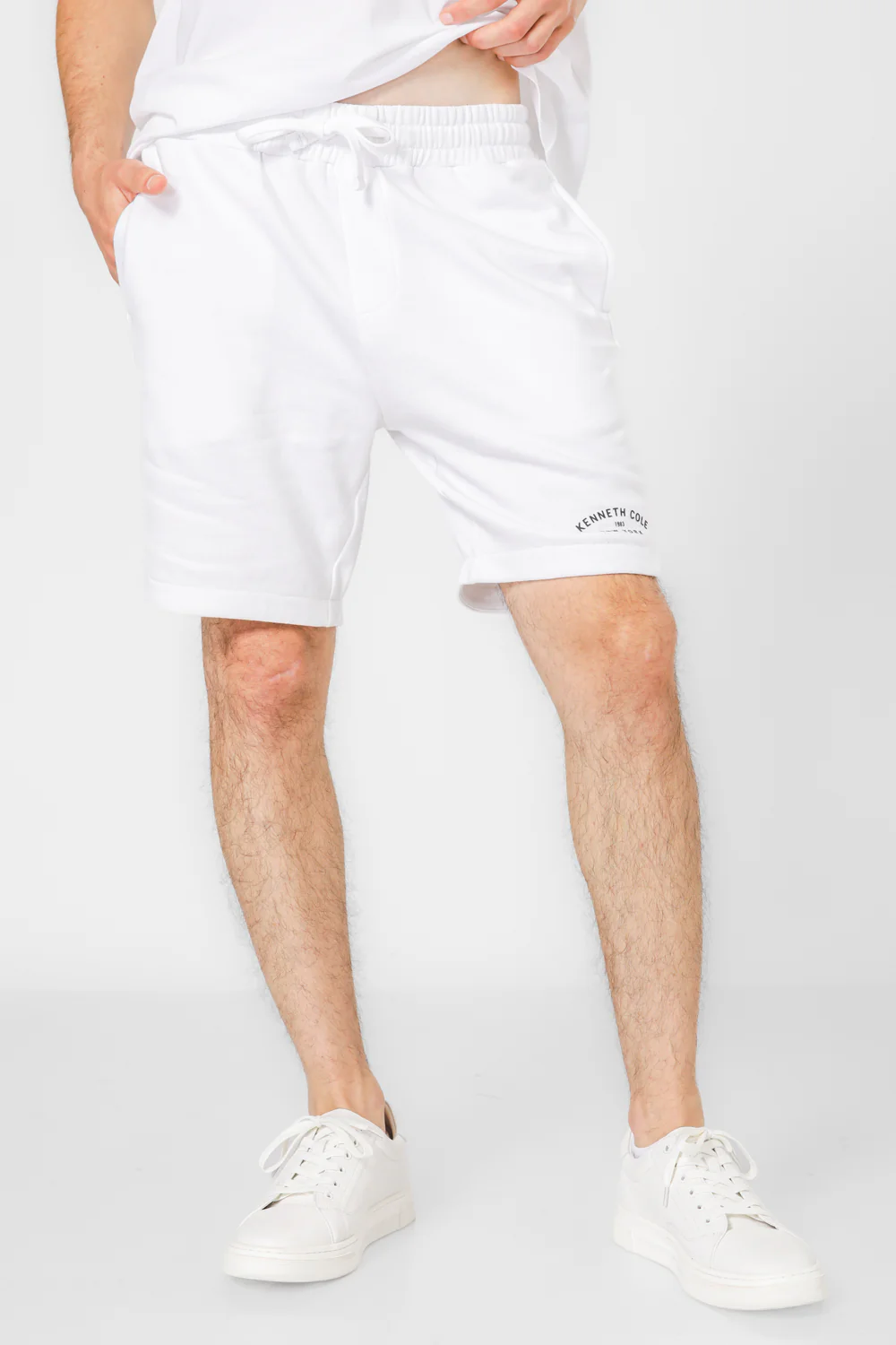 שורט לגברים עם פתחי צד בצבע לבן - Image 2