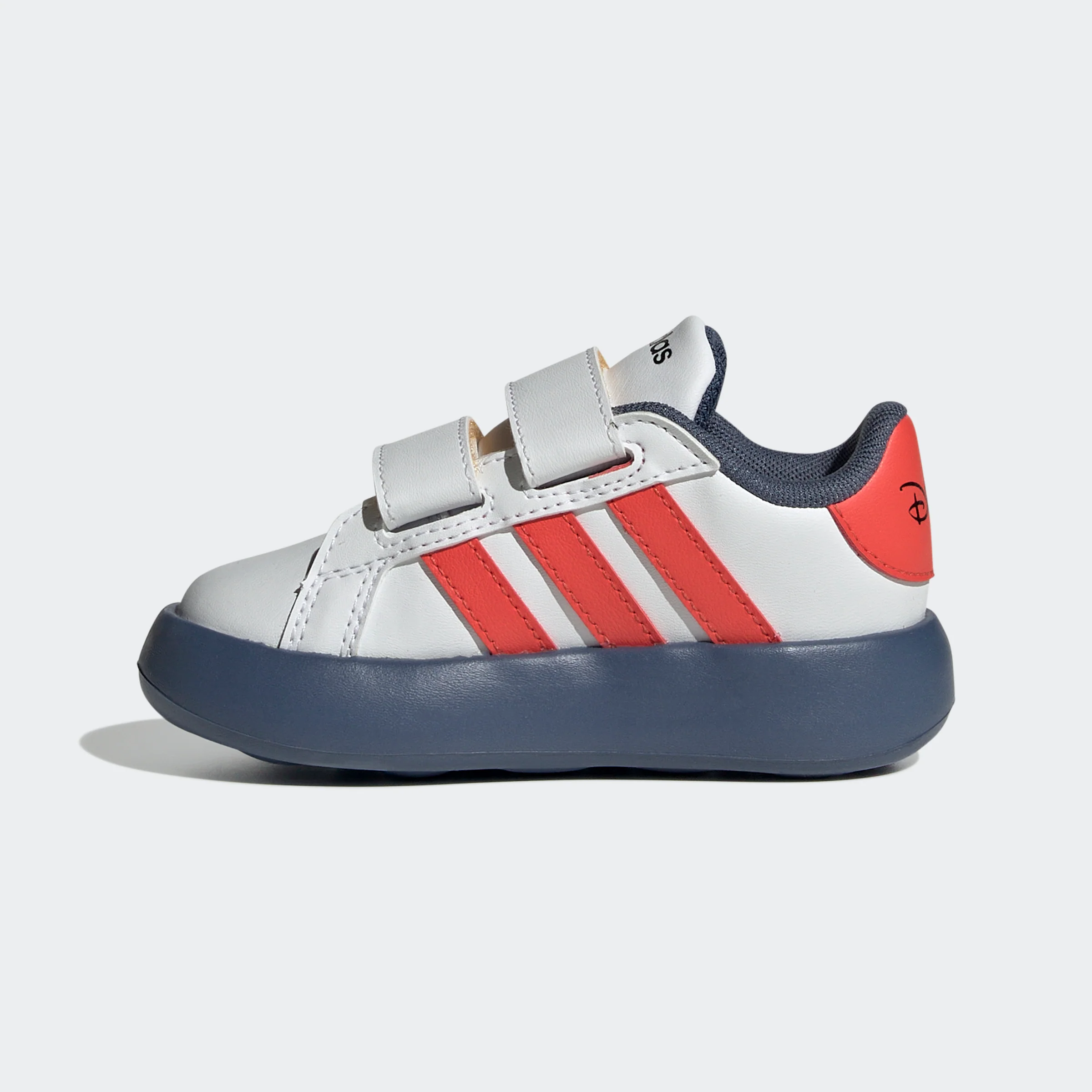 סניקרס לתינוקות adidas x Disney Mickey and Friends Grand Court 2.0 בצבע לבן כחול ואדום - Image 13