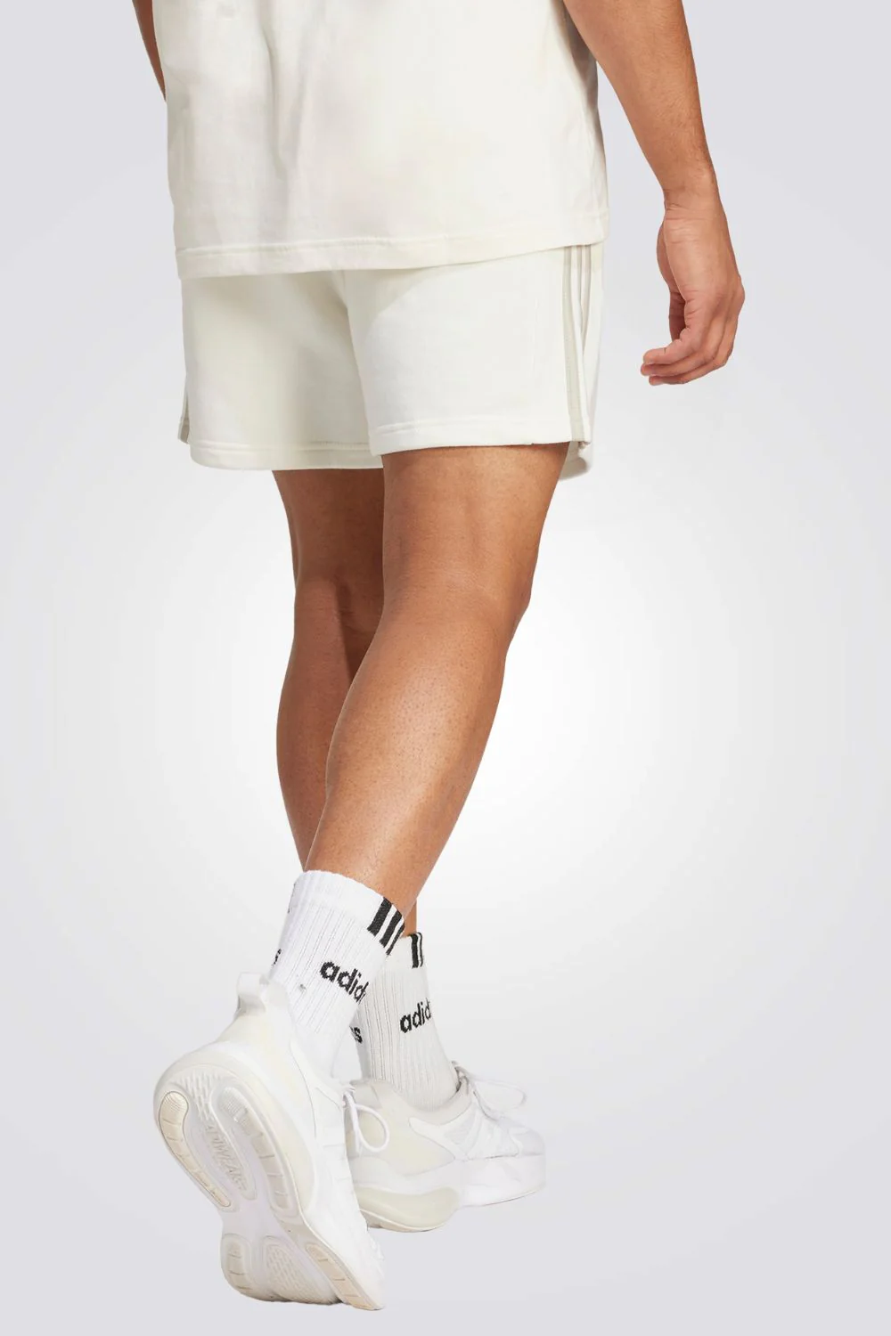 מכנסיים קצרים לגברים Εssentials French Terry 3-Stripe בצבע לבן ואפור - Image 2