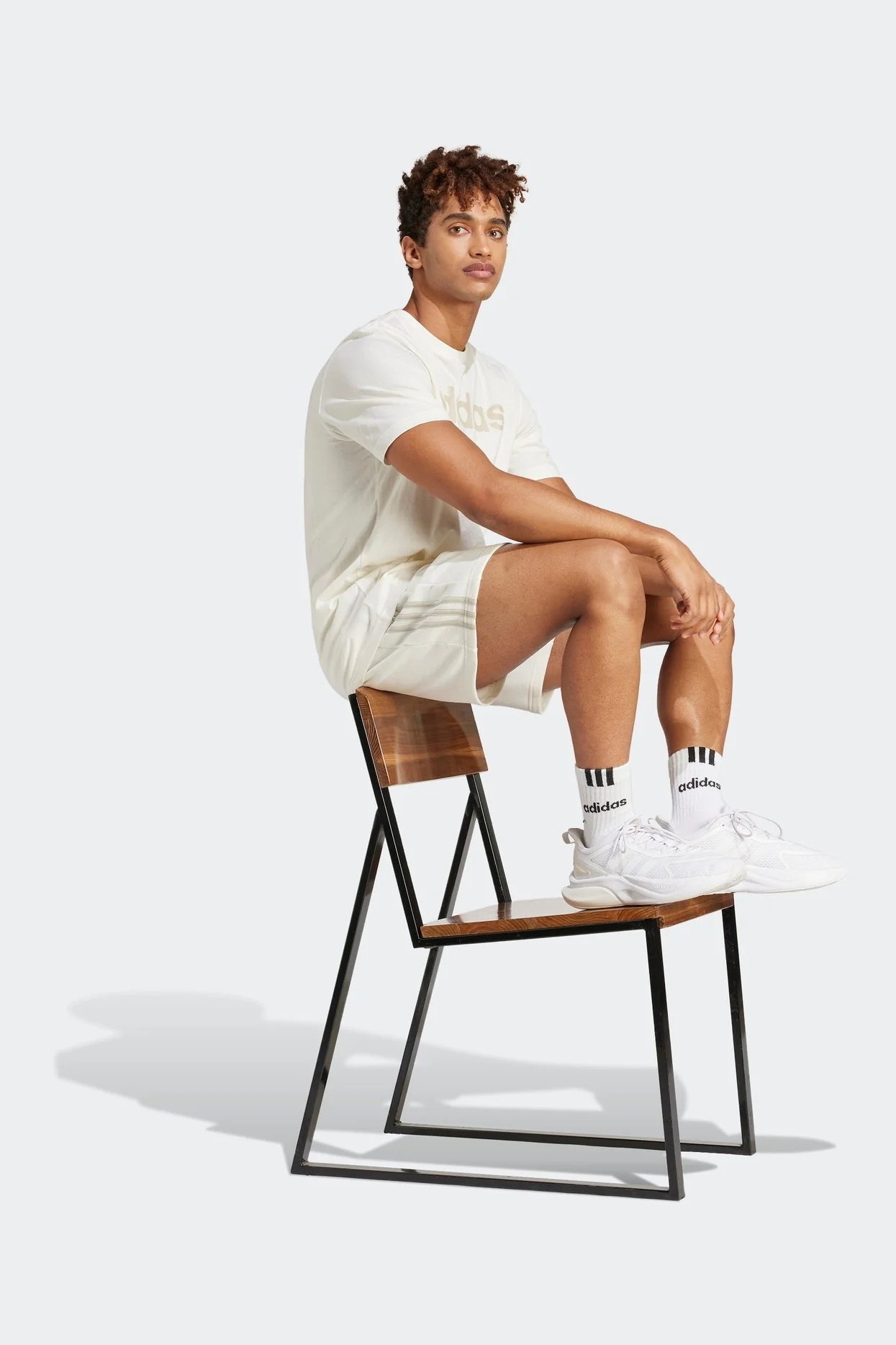 מכנסיים קצרים לגברים Εssentials French Terry 3-Stripe בצבע לבן ואפור - Image 3