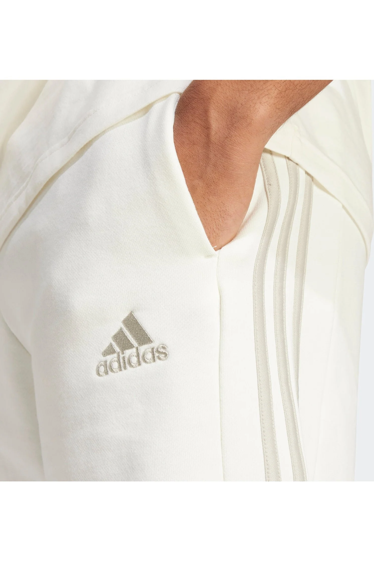 מכנסיים קצרים לגברים Εssentials French Terry 3-Stripe בצבע לבן ואפור - Image 4