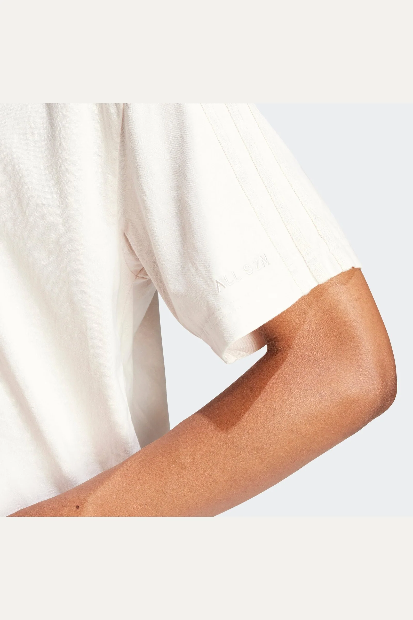 טישירט לגברים ALL SZN 3-STRIPES GARMENT בצבע לבן - Image 4