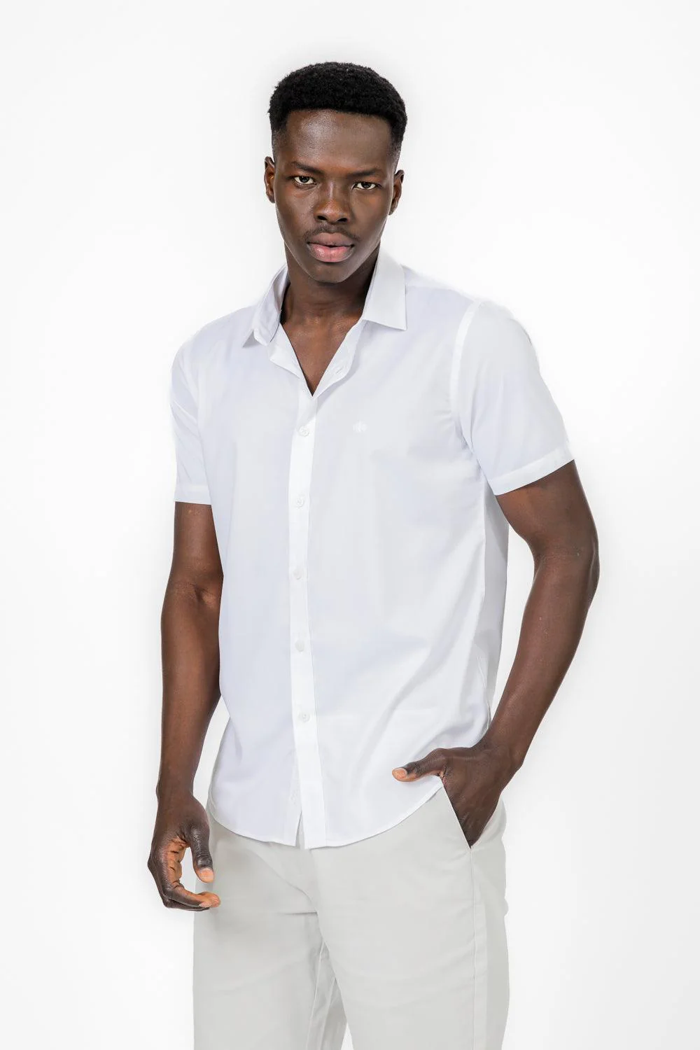 מכופתרת קצרה MODERN FIT בצבע לבן - Image 5