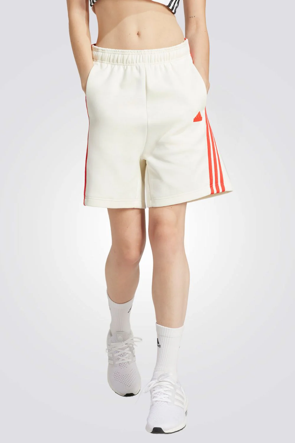 מכנסיים קצרים לנשים FUTURE ICONS 3-STRIPES בצבע לבן ואדום