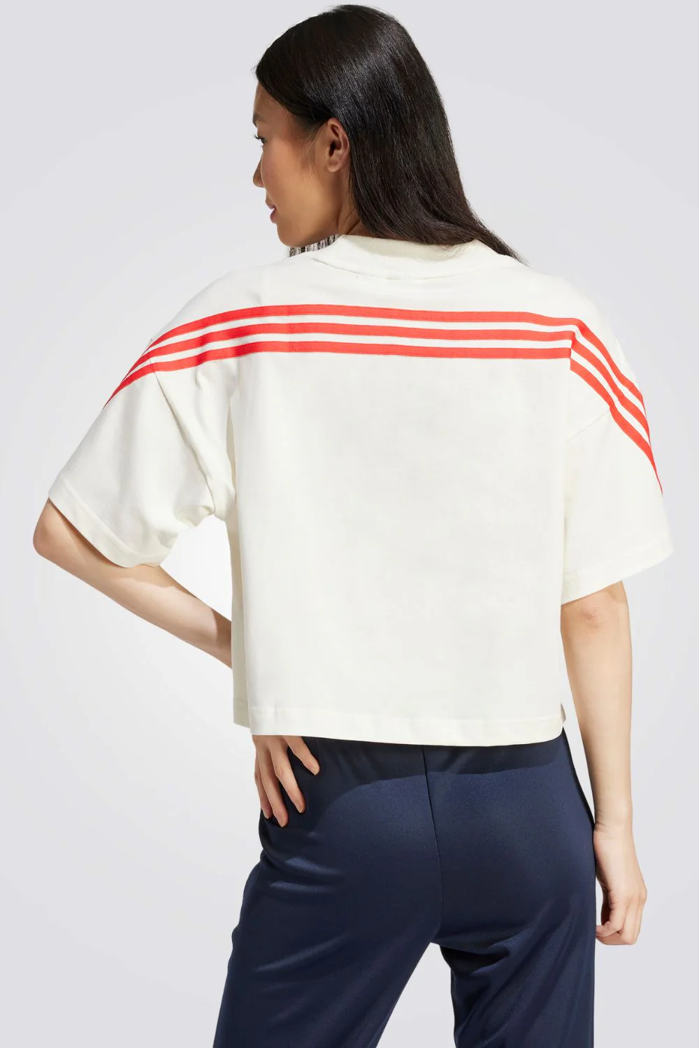 טישירט לנשים FUTURE ICONS 3-STRIPES בצבע לבן ואדום - Image 2