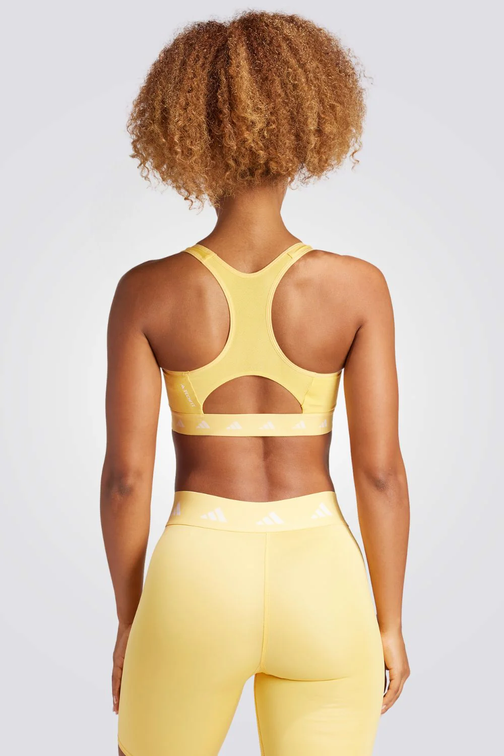טופ אימון לנשים POWERREACT TRAINING MEDIUM-SUPPORT TECHFIT בצבע צהוב ולבן - Image 2