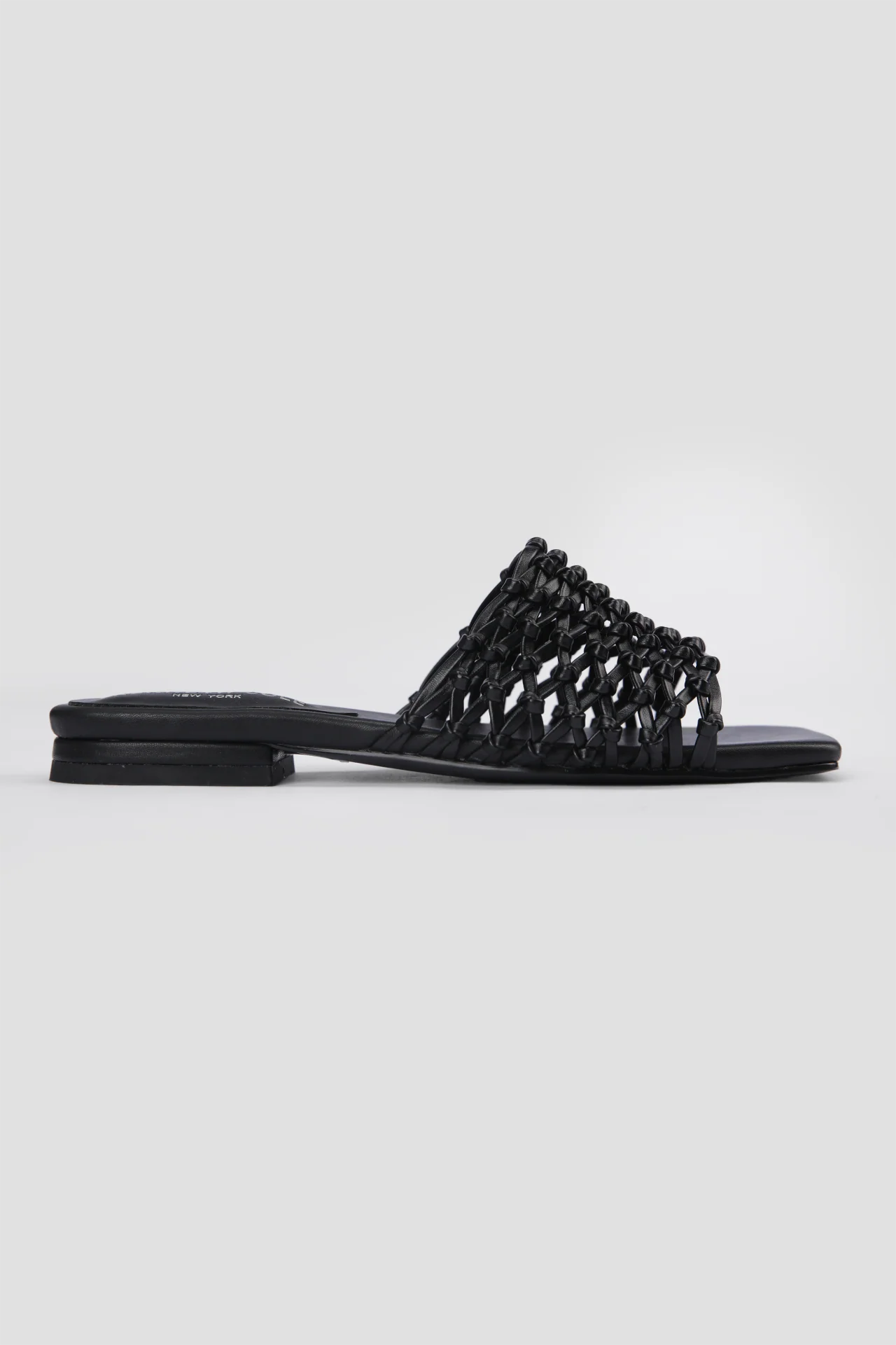 כפכפים דמוי עור בצבע שחור בעיצוב ארוג