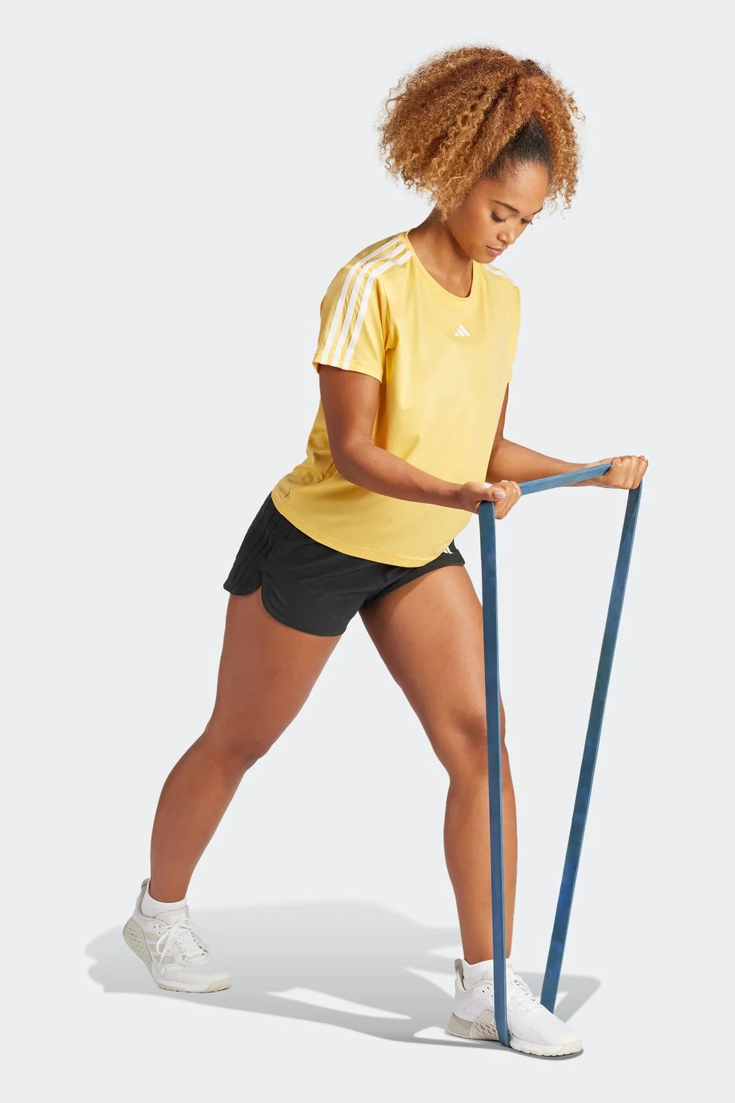 טישירט לנשים AEROREADY TRAIN ESSENTIALS 3-STRIPES בצבע צהוב - Image 3